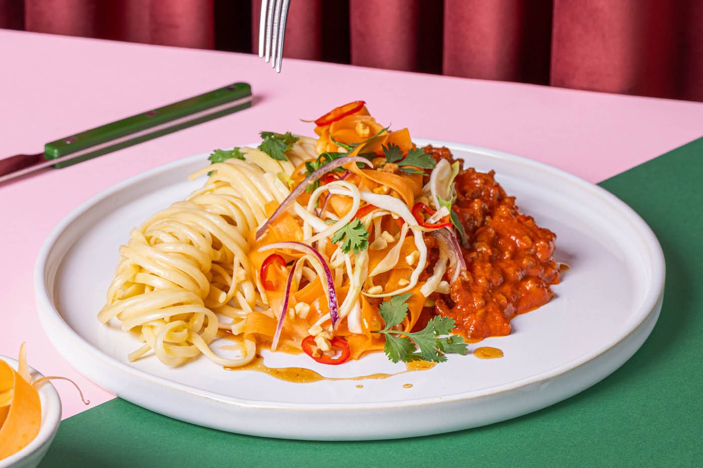 Thai bolognese med massamancurry, kokosgrädde, kålsallad och jordnötter