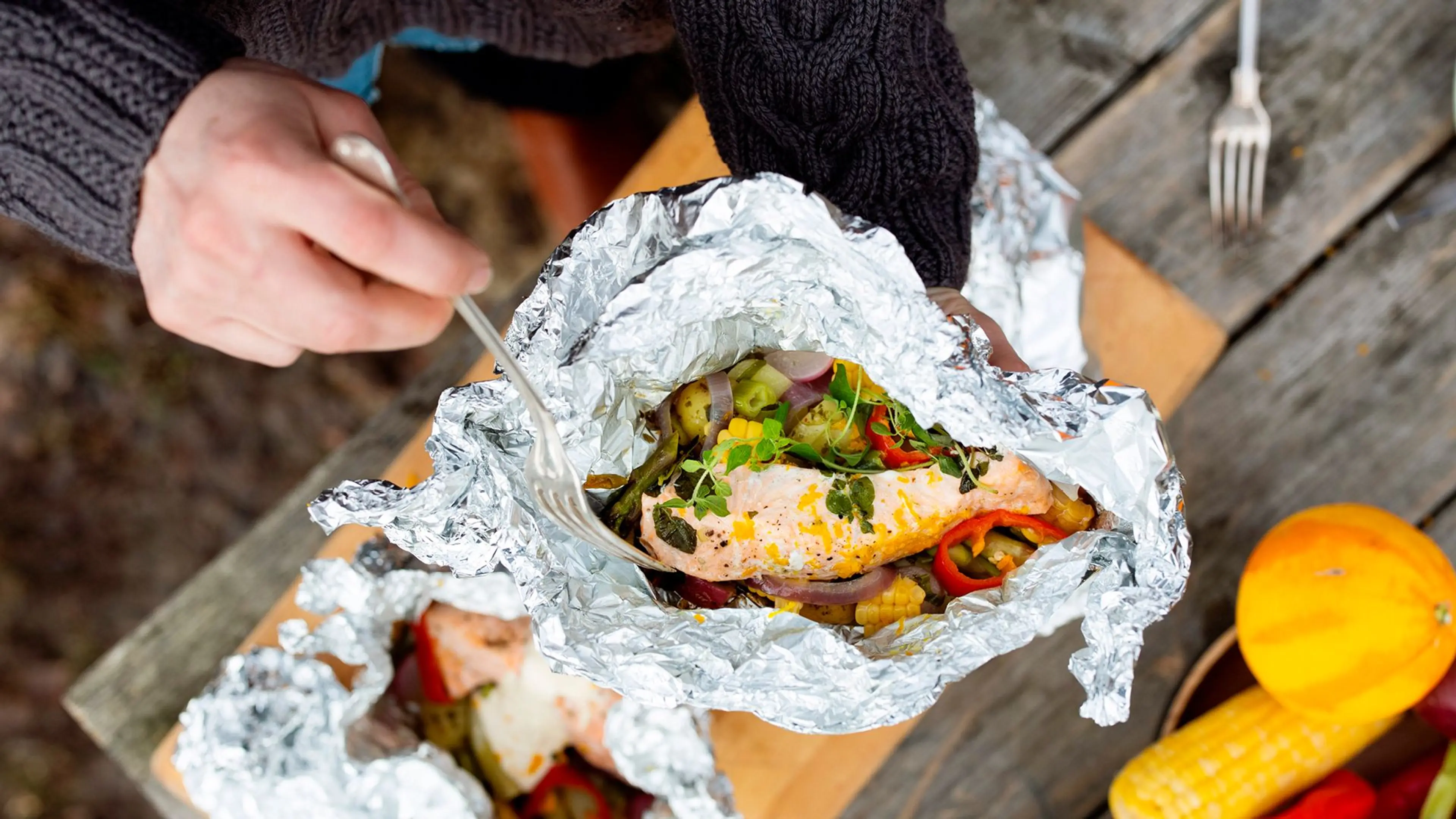 Laxpaket på grillen med apelsin- och chilisås