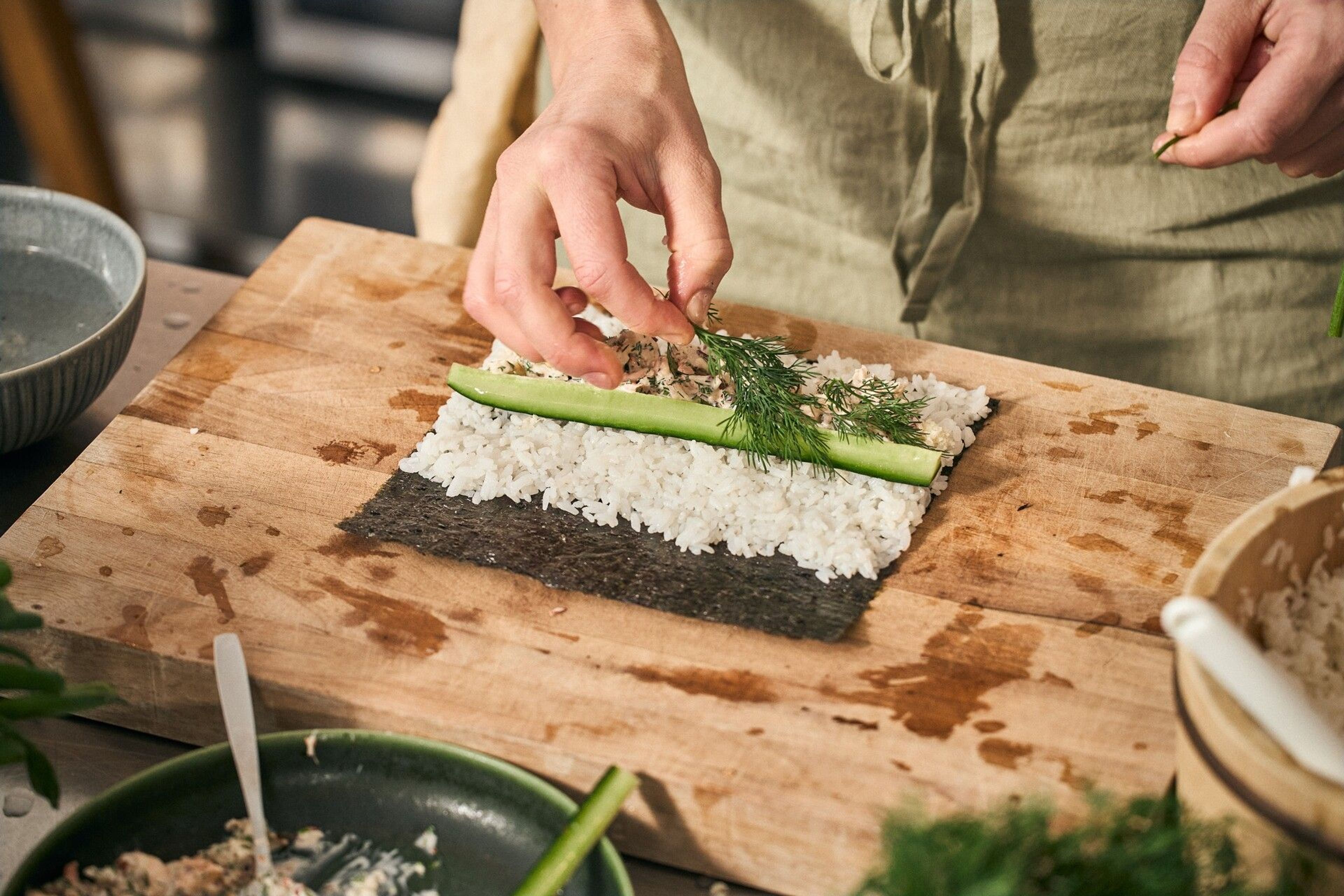 Frida Ronge fyller sin makirulle med gurka, dill och en het räkröra.