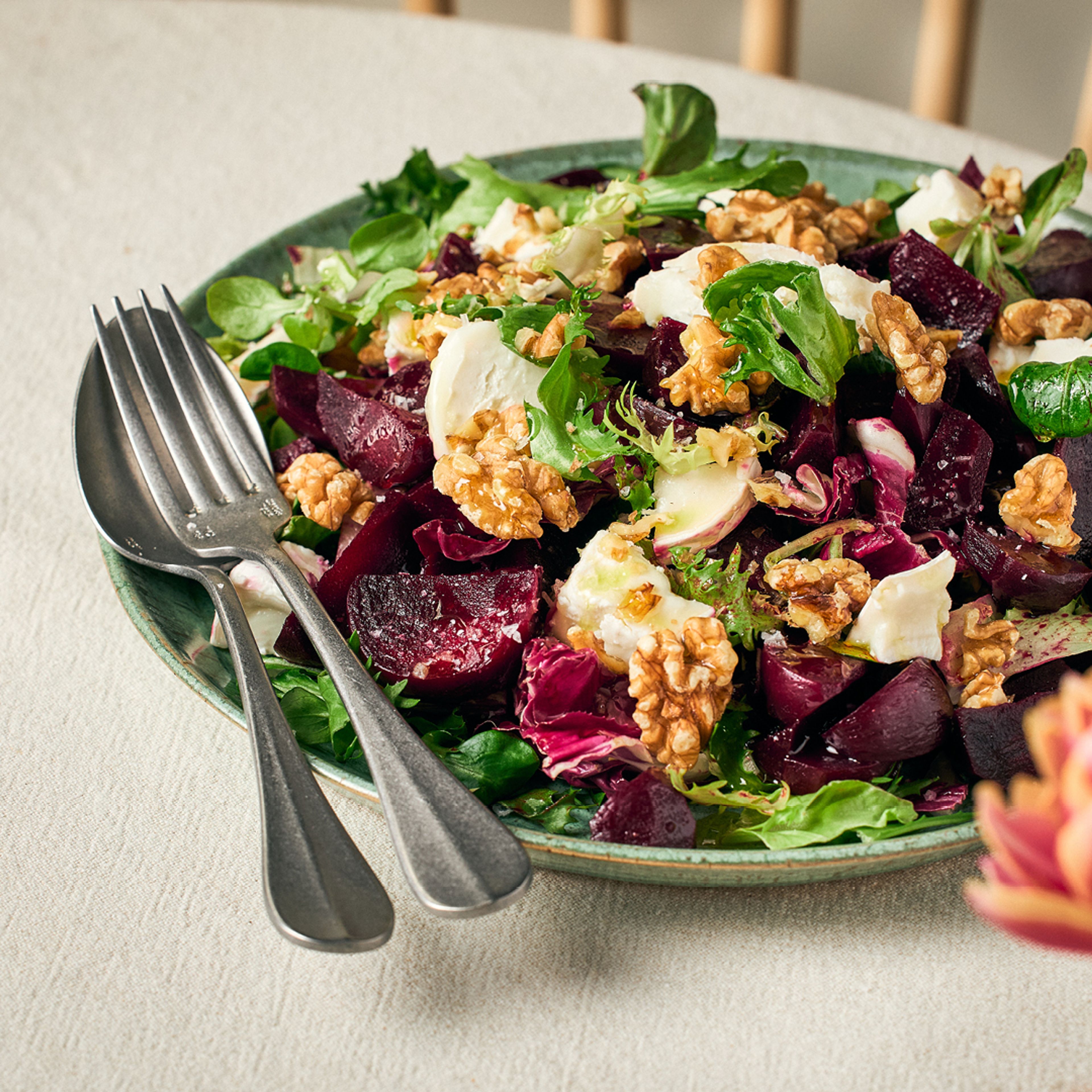 Sallad med färska rödbetor, chèvre och valnötter