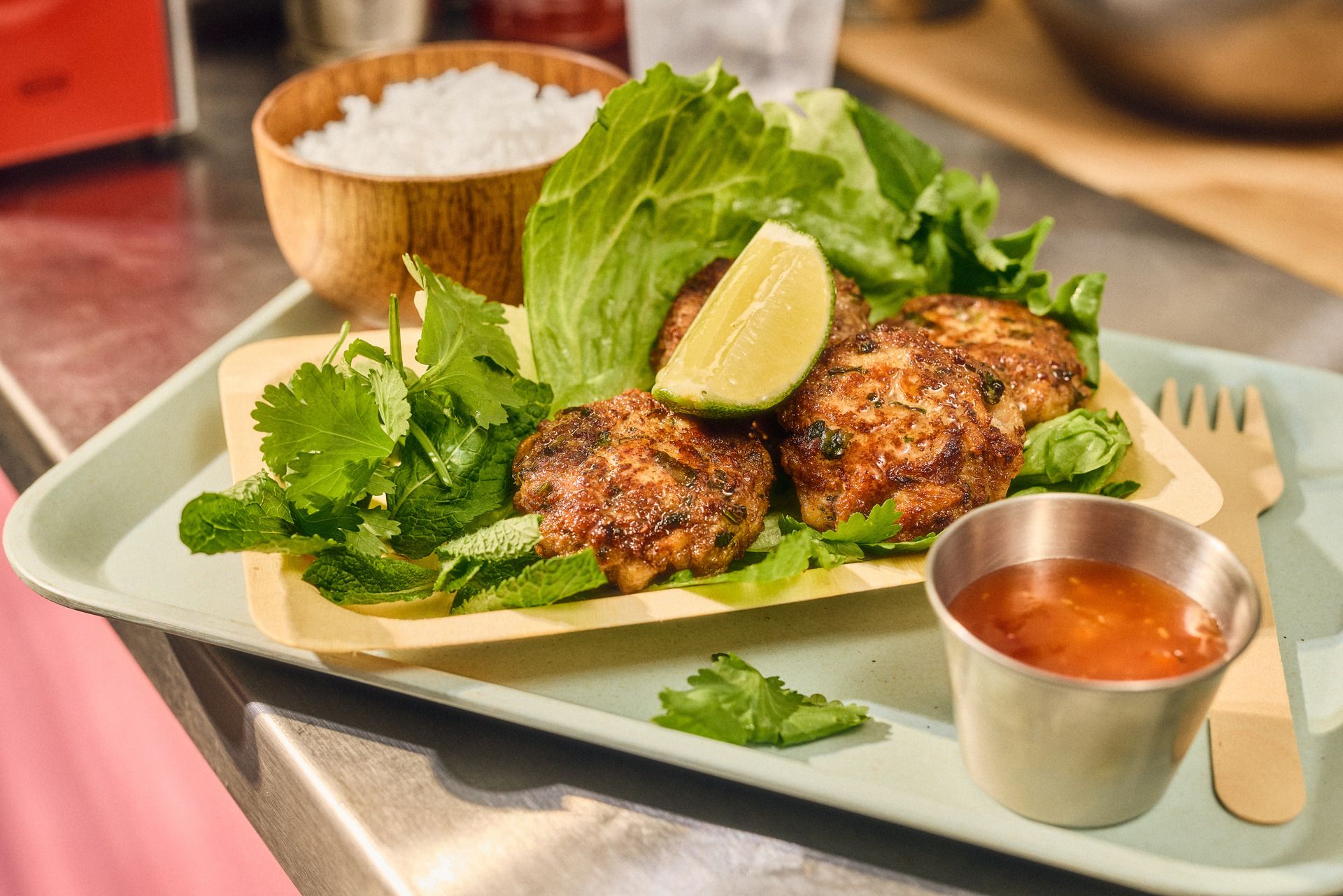 En tallrik thailändska räk- och fläskbiffar, en skål ris och sweet-chili dip.