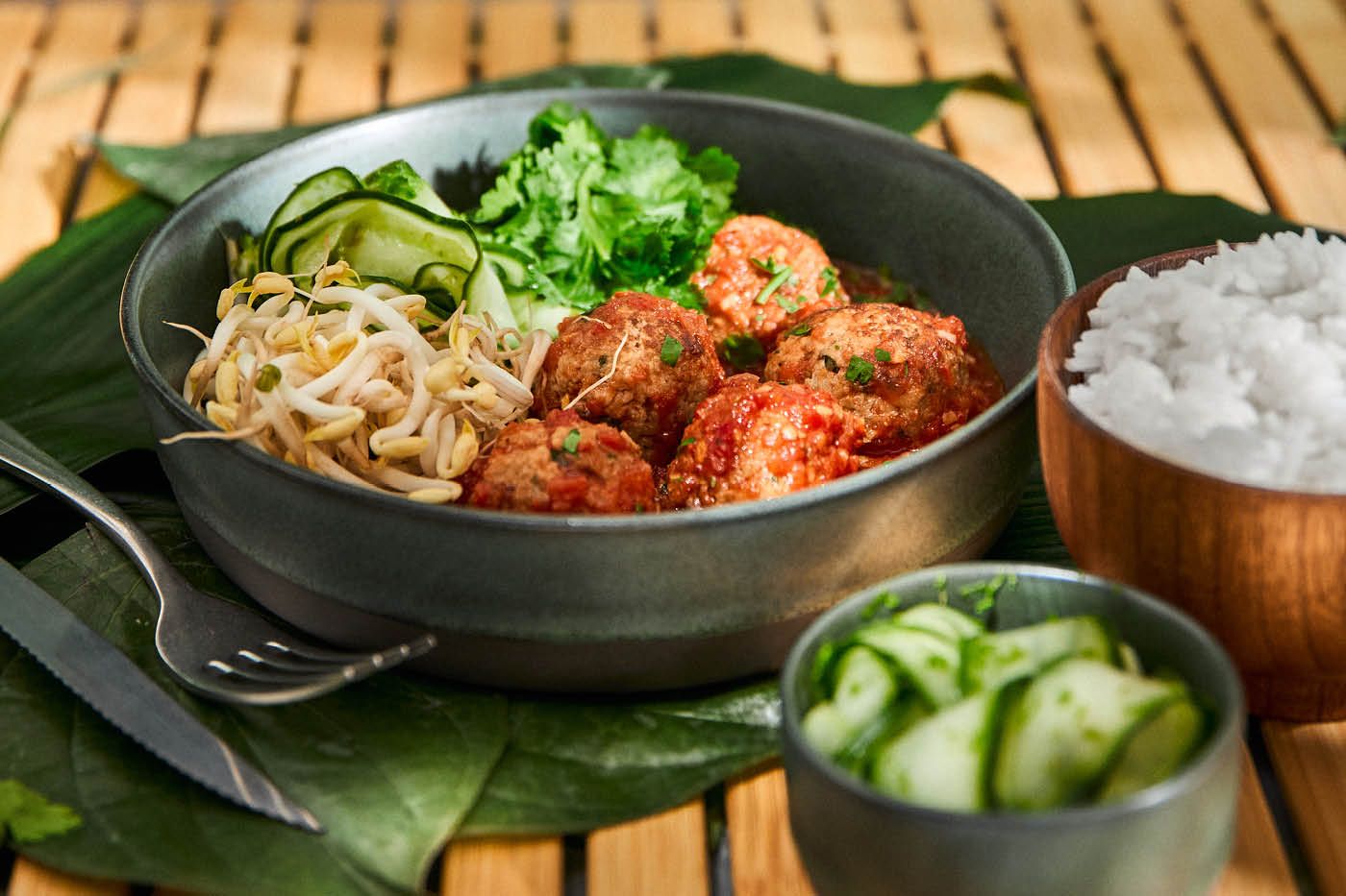 Xiu mai: vietnamesiska fläskfärsbullar i tomatsås med limepicklad gurka, koriander och böngroddar.