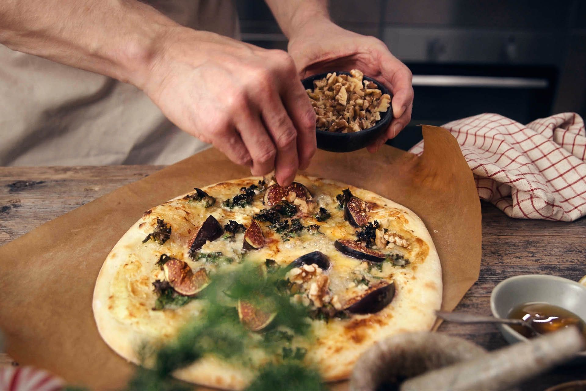 Pizza med grönkål, ädelost, fikon och valnötter