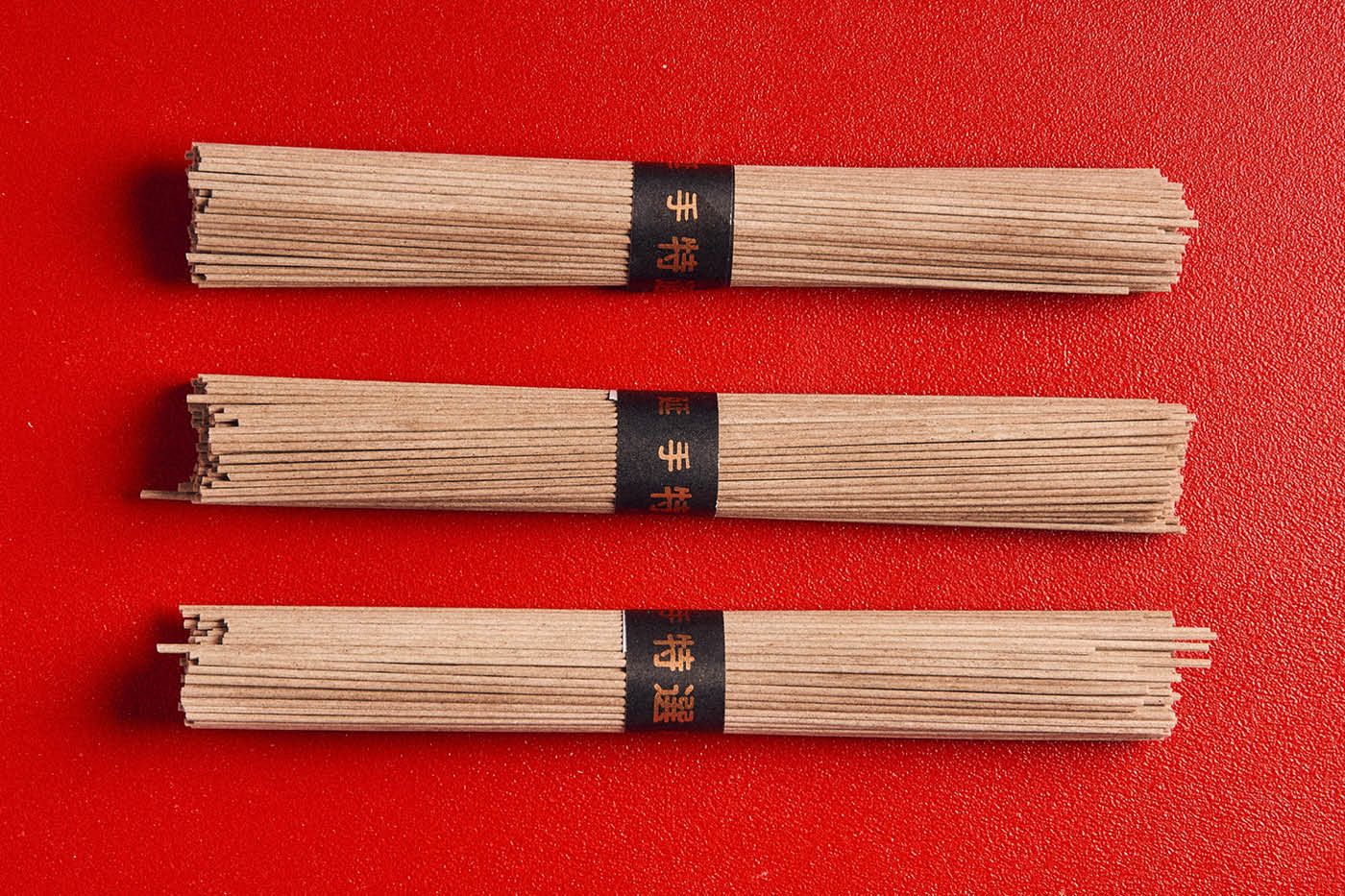 En bunt japanska sobanudlar på röd bakgrund