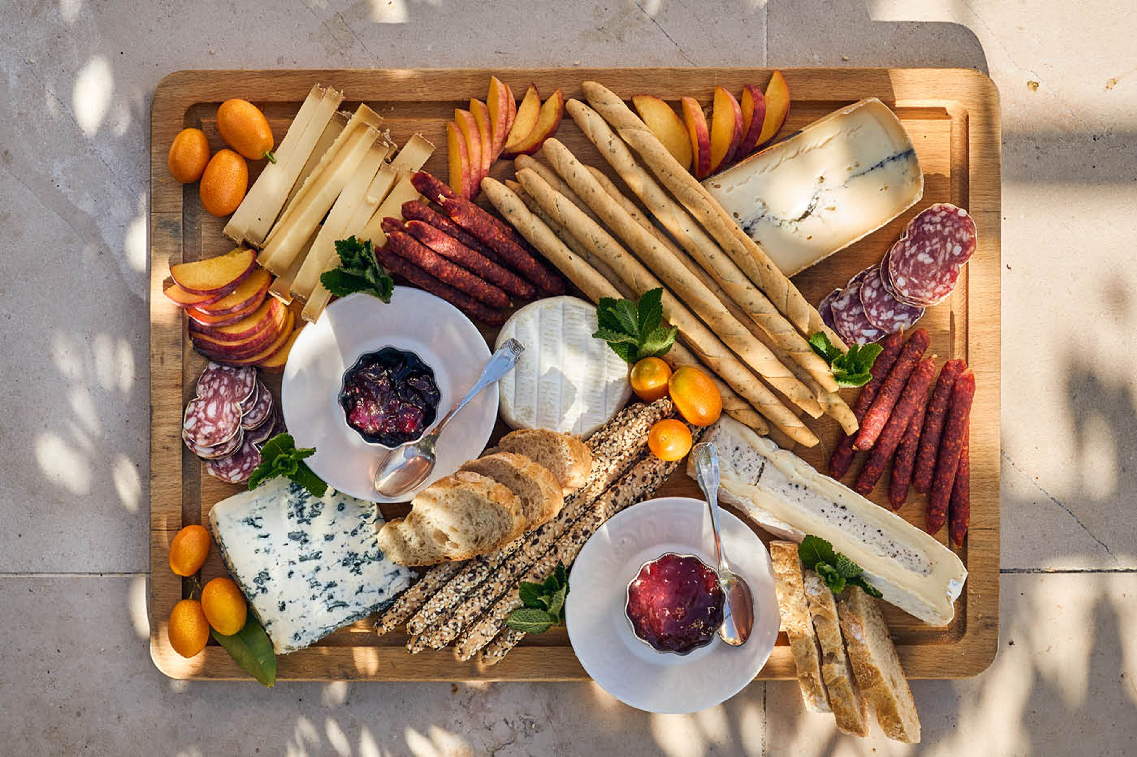 Ostbricka med franska ostar, frukt, charkuterier och bröd