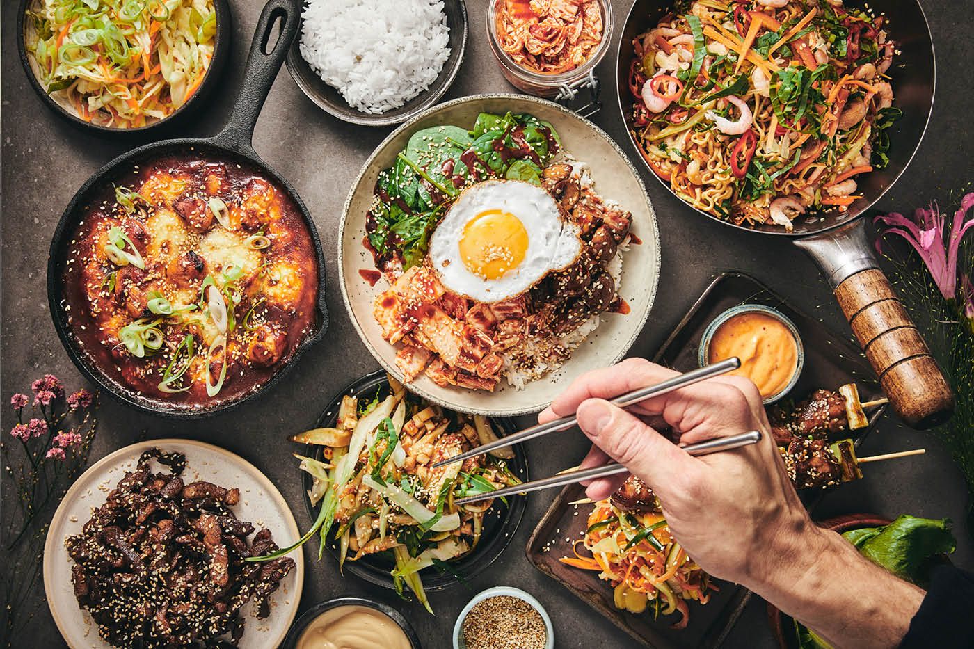 Koreanska rätter i grytor och på tallrikar