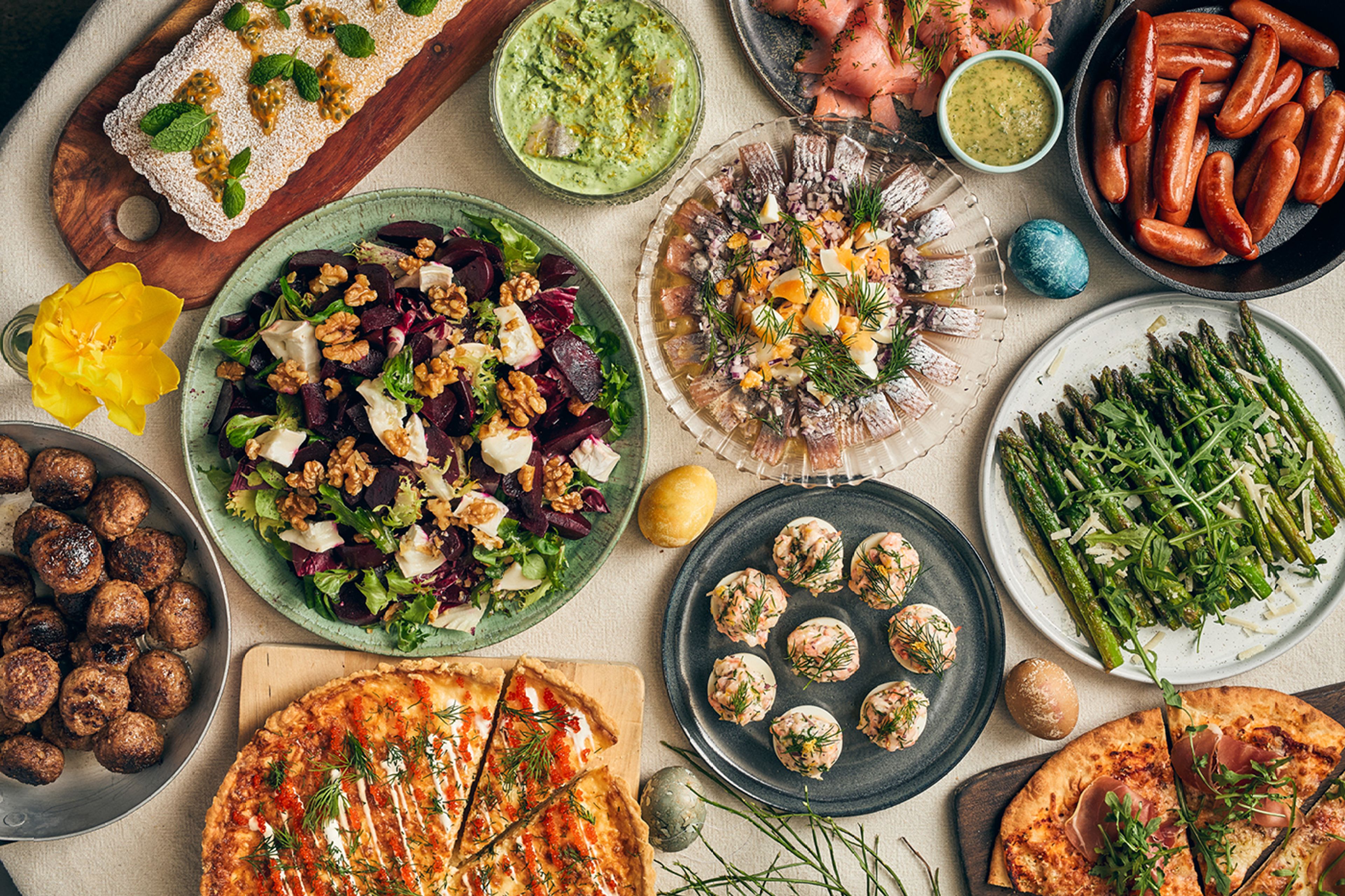 Påskbord dukat med klassiska och nya rätter från Linas Påskbord