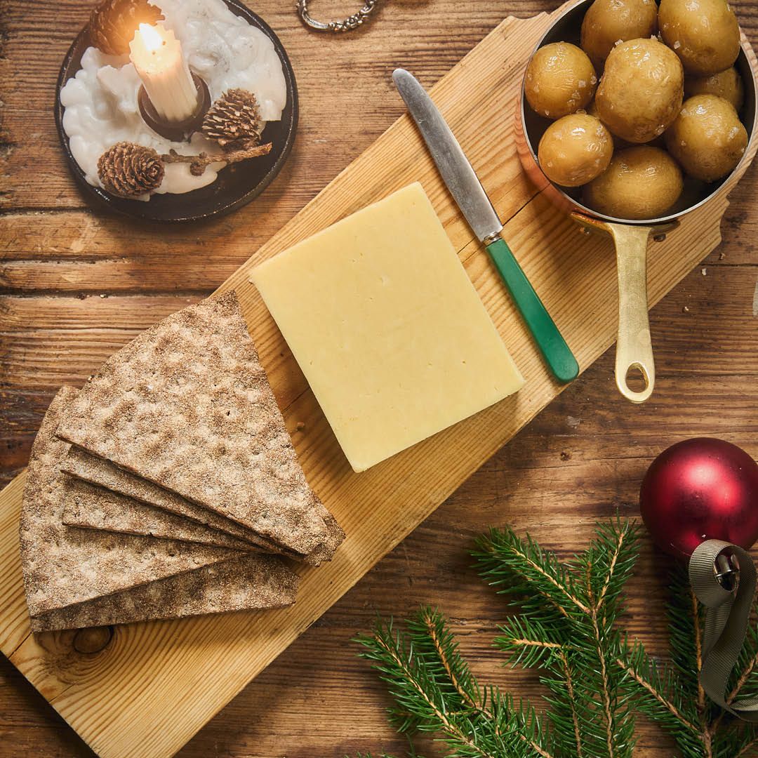 Julens tillbehör: cheddarost, knäckebröd och potatis