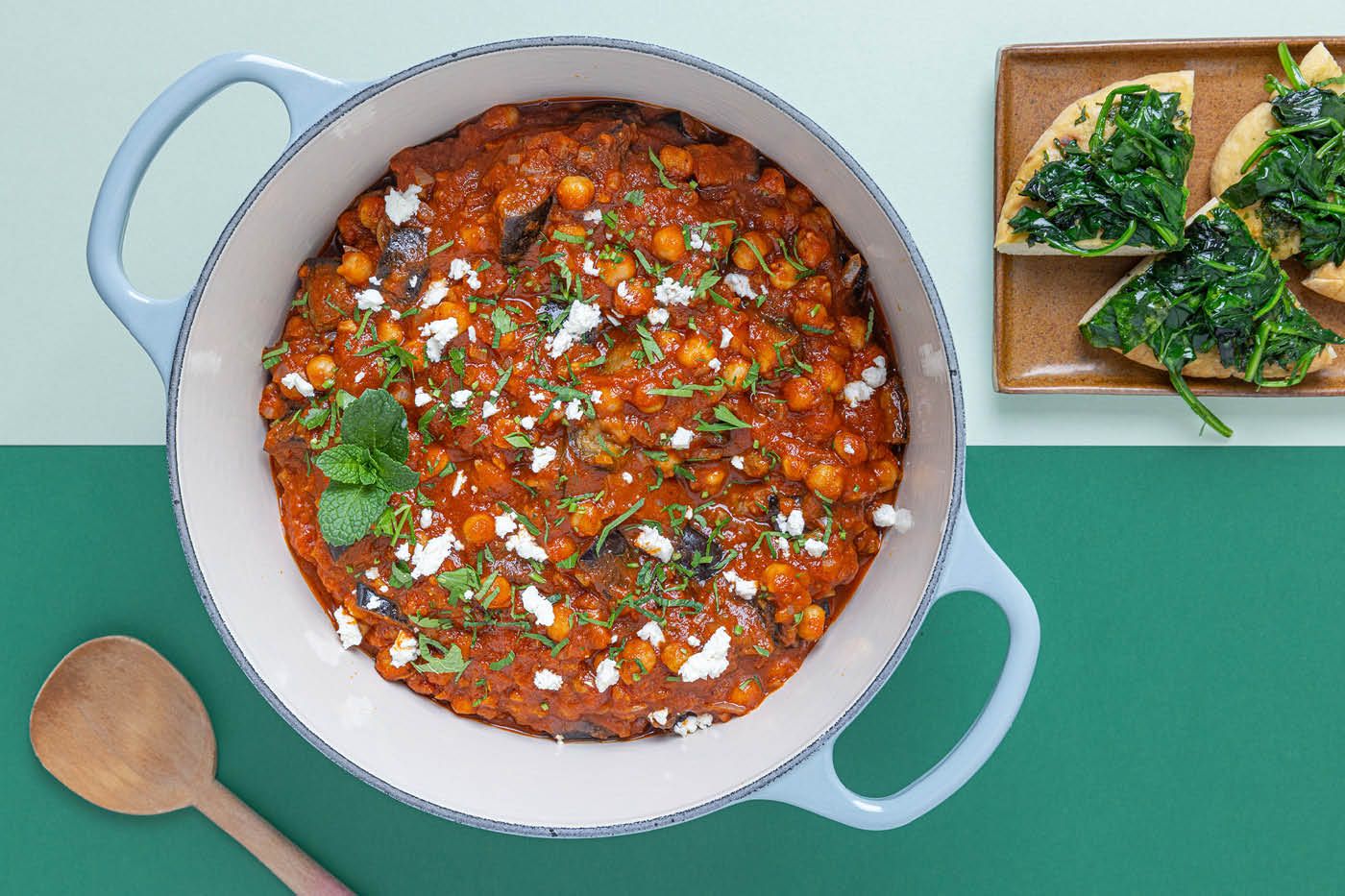 Kryddig aubergine- och kikärtsgryta med fetost, pitabröd och färsk mynta