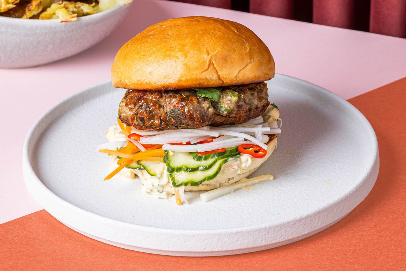 Bánh mì burger med smashad potatis, picklade grönsaker och chilimajonnäs