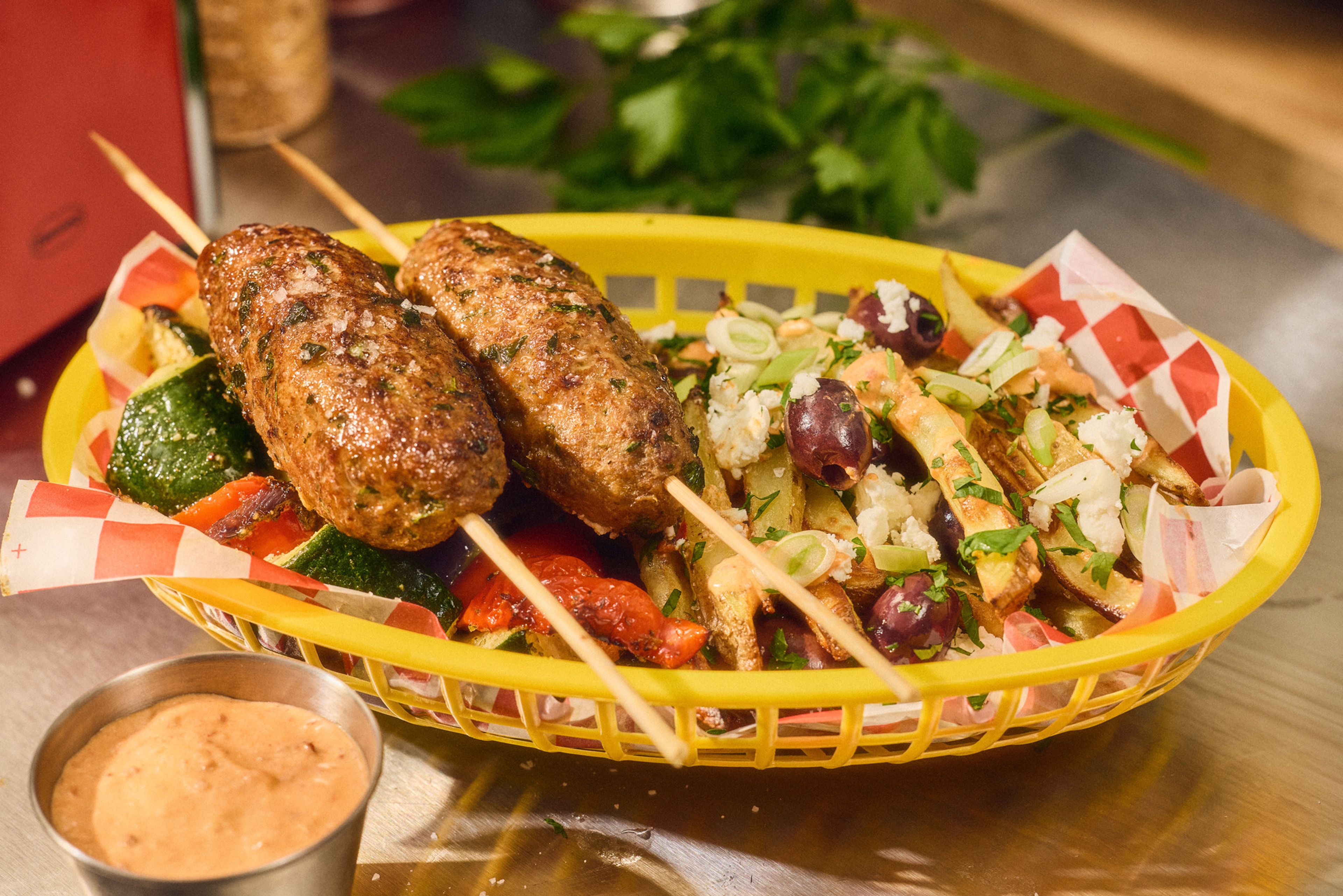 Två kebabspett med het chilimajonnäs i en liten skål vid sidan om