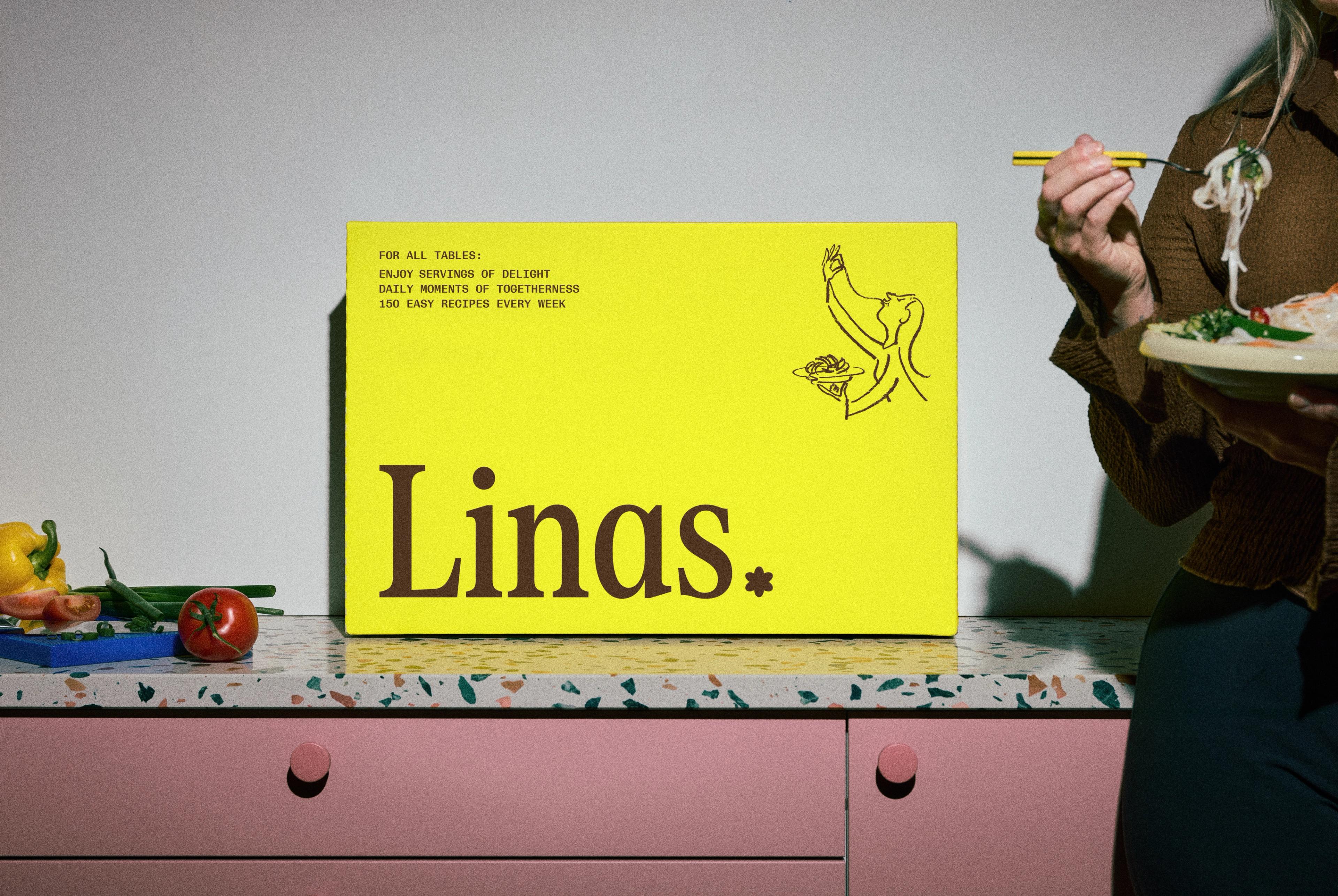 En färgglad låda med namnet "Linas" och en tjej som håller mat.