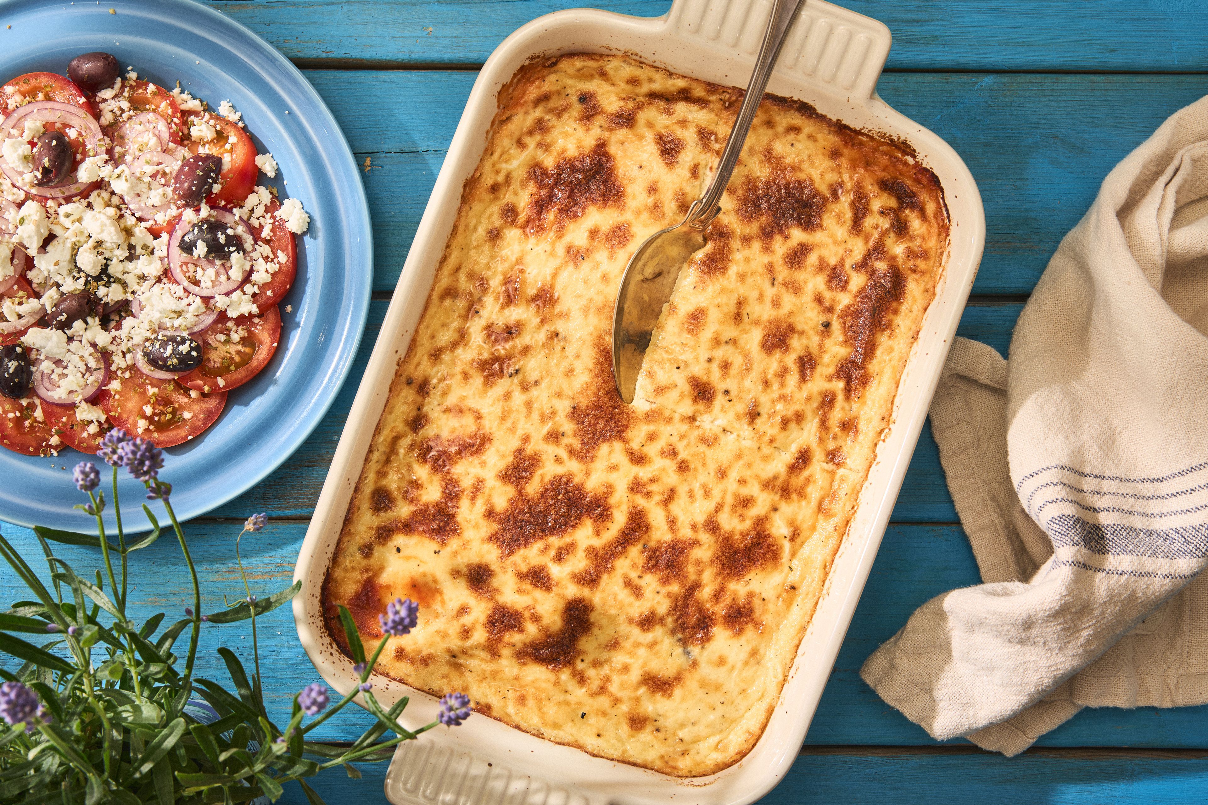 Grekisk moussaka med linser och olivsallad