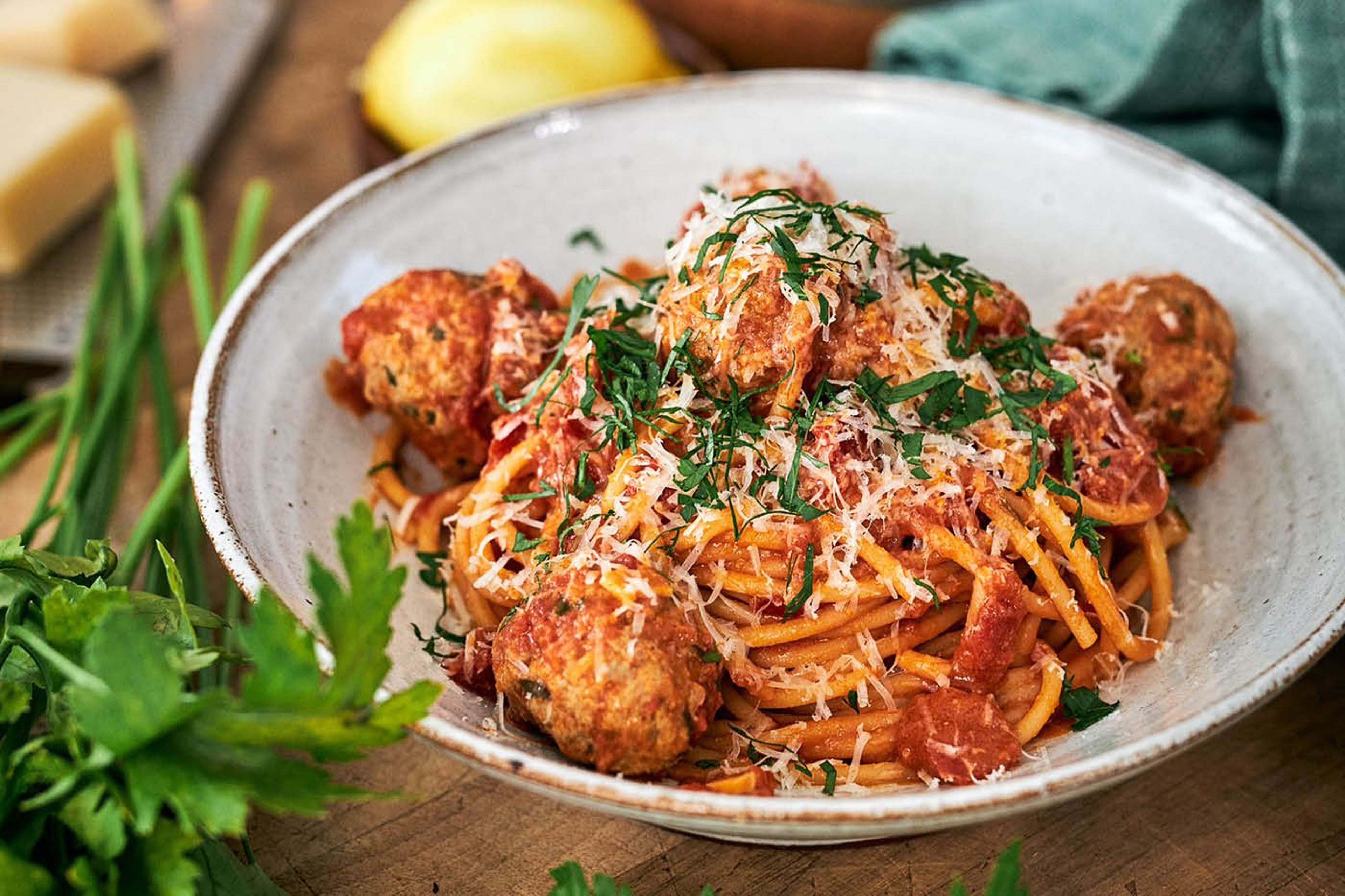 En tallrik med frikadeller i tomatsås med spaghetti