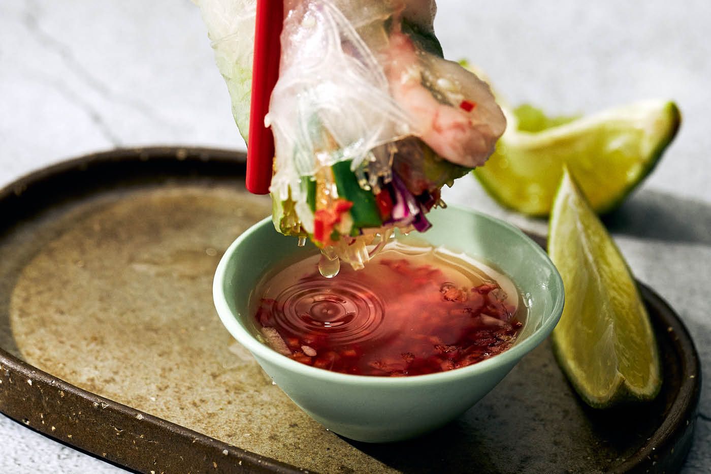 Vietnamesiska vårrullar med vietnamesisk nuoc cham-dipp.