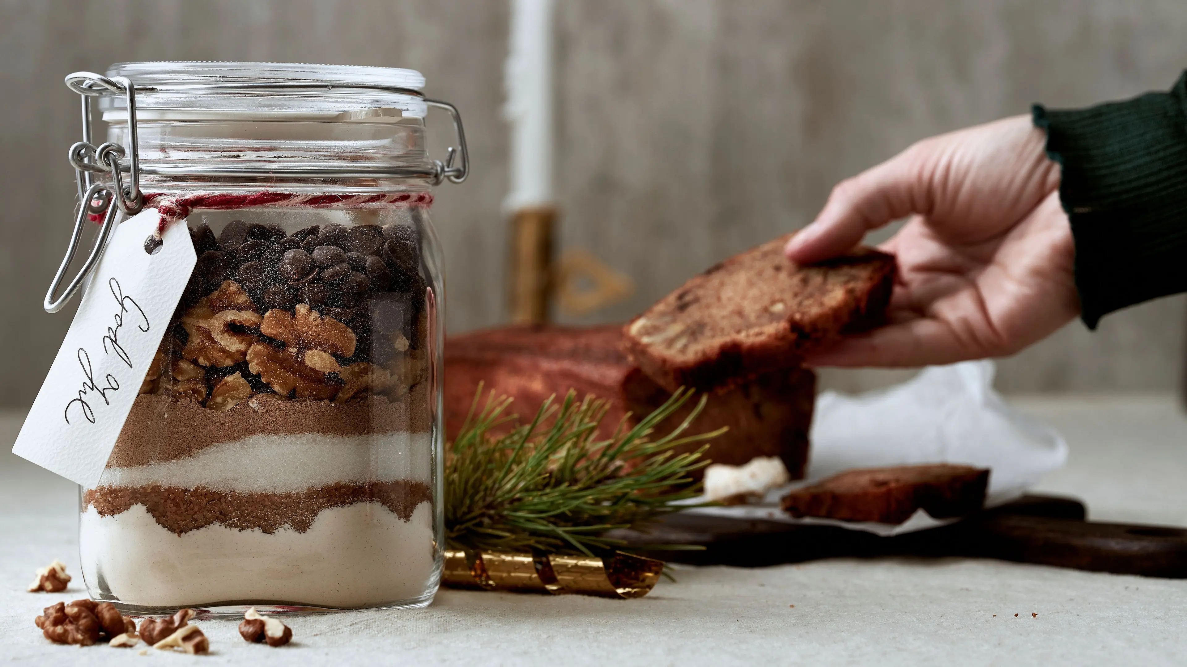 Mjuk pepparkaka med valnötter och choklad