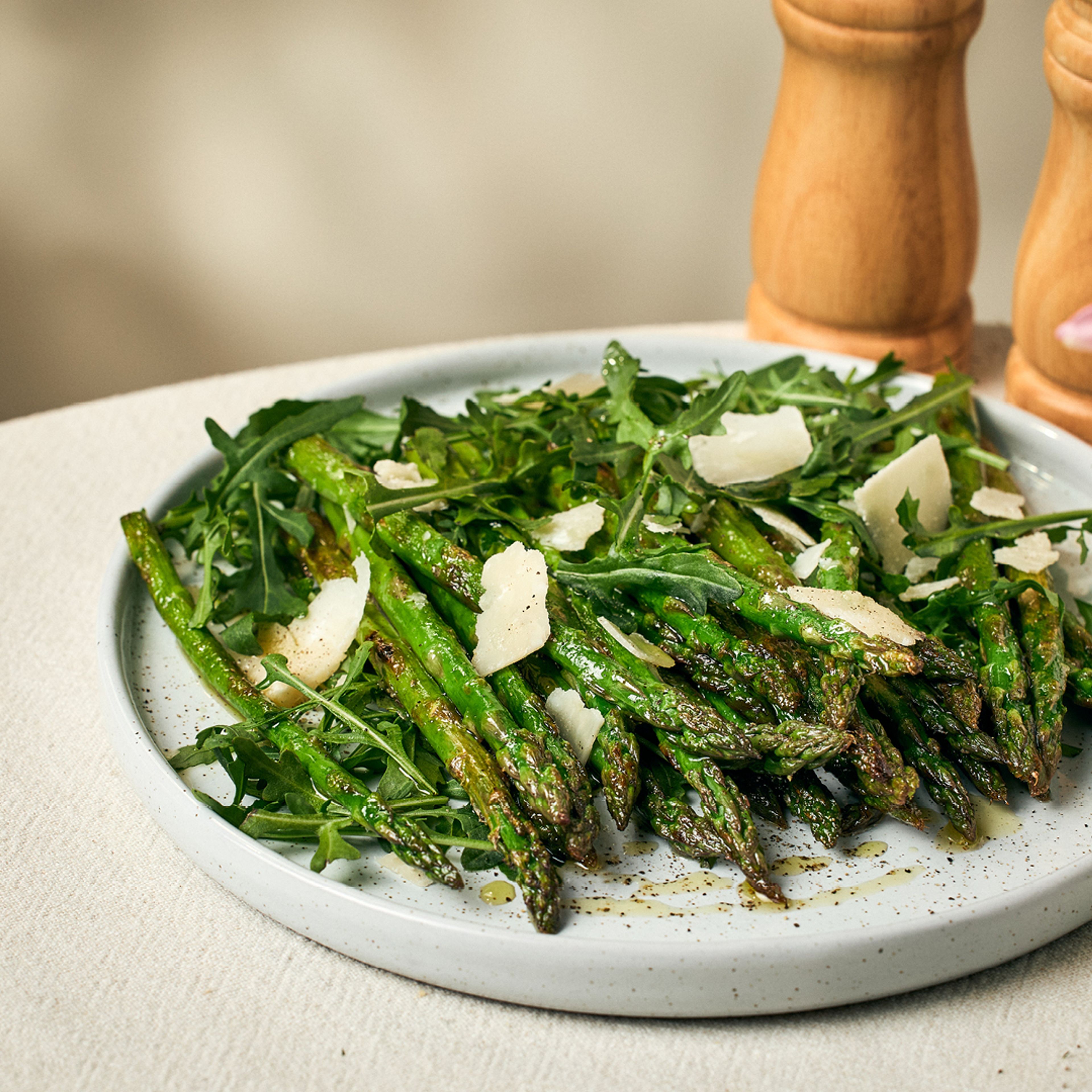 Råstekt sparris med ruccola, parmesan och citronette