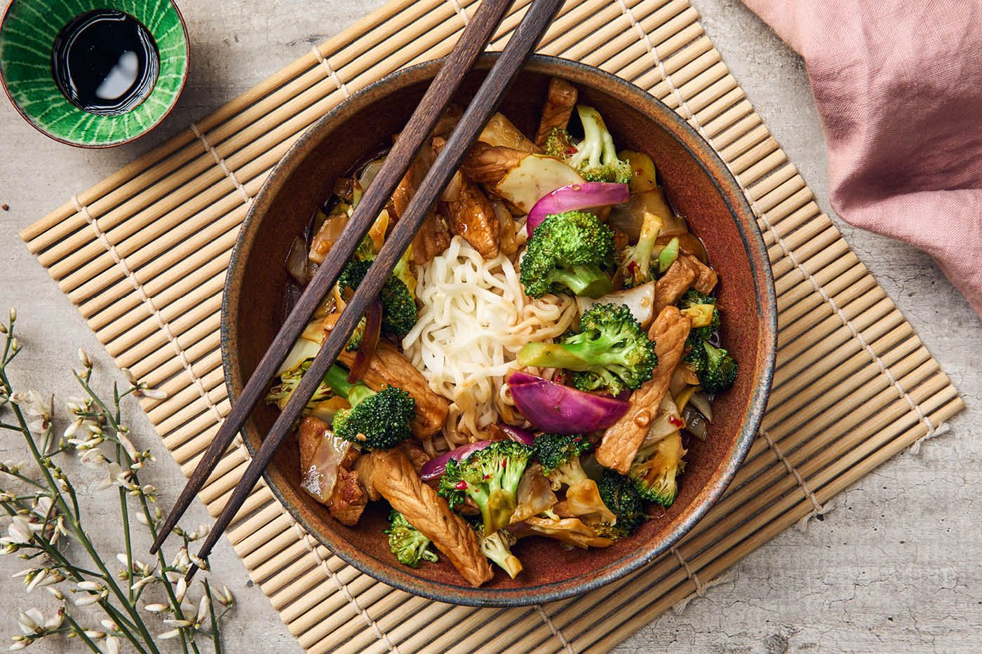 Två kvinnor plockar upp grönsaker ur Linas Matkasse