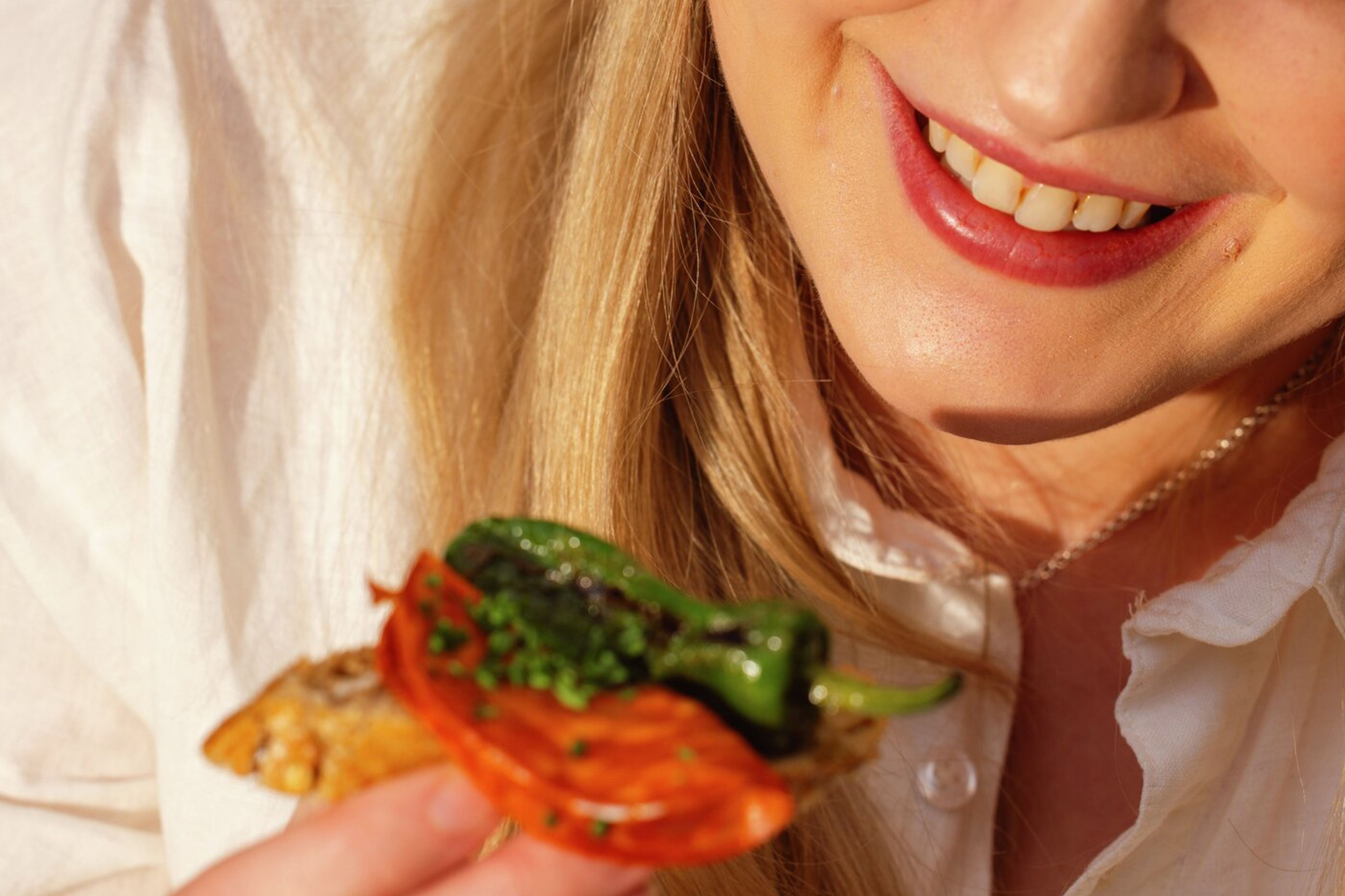 Leende kvinna med plockmat i handen