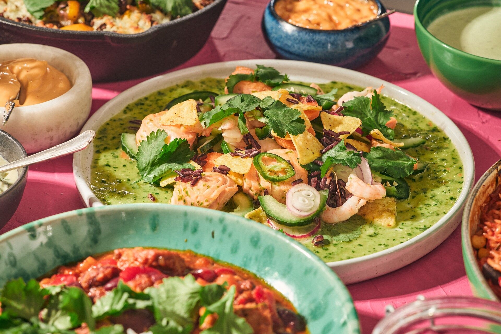 Limemarinerad lax och räkor med salsa aguachile, tortillachip och svart ris