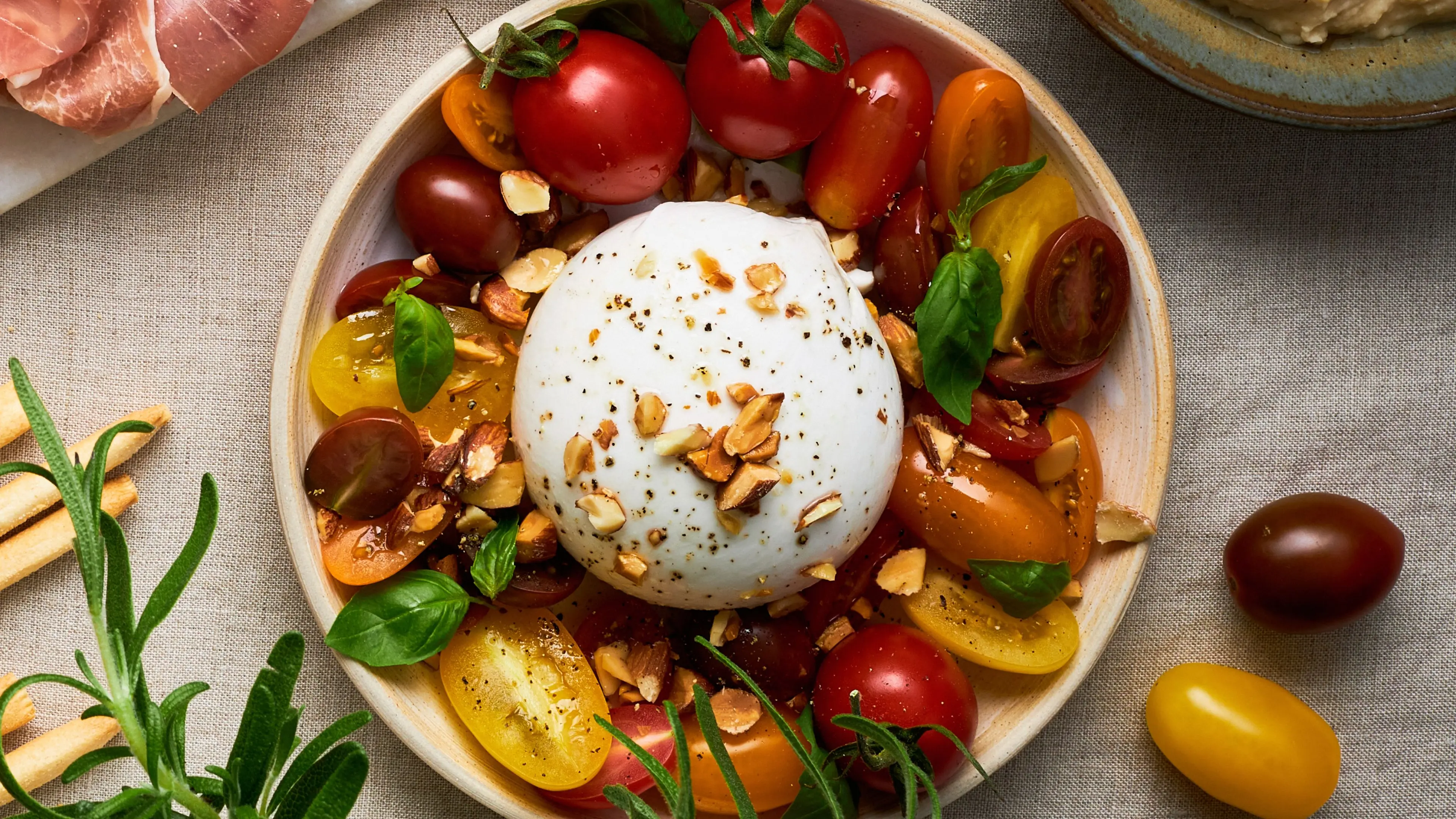 Italienska smaker – tips på burrata med mandel och tomat