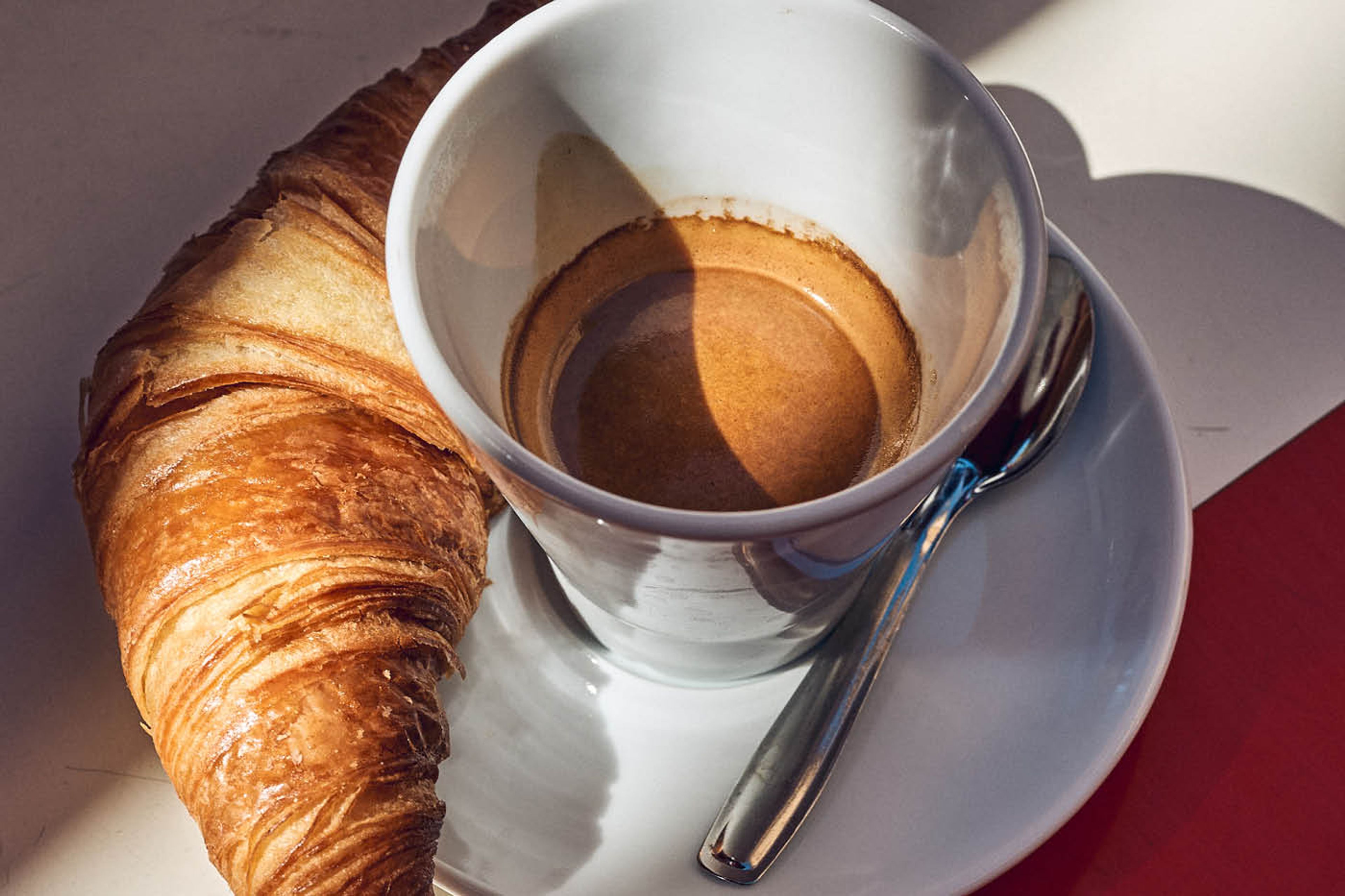 Croissant och en espresso