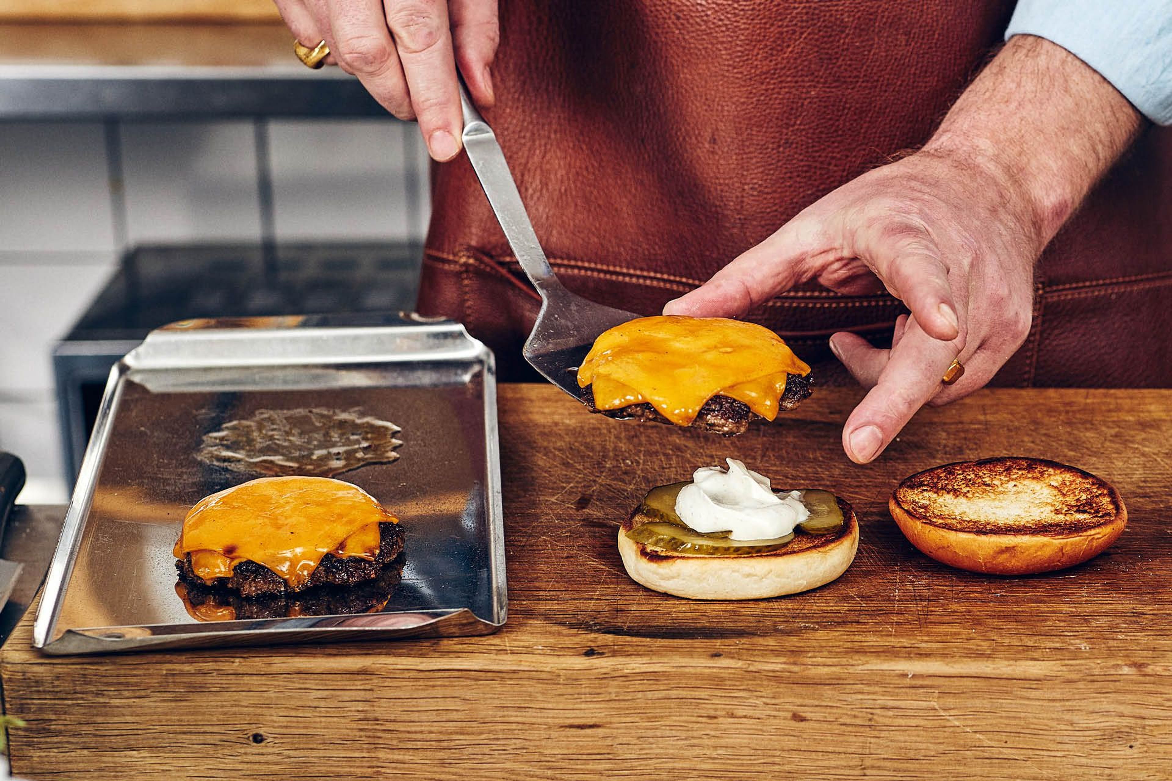 En perfekt stekt hamburgare med smält cheddarost.