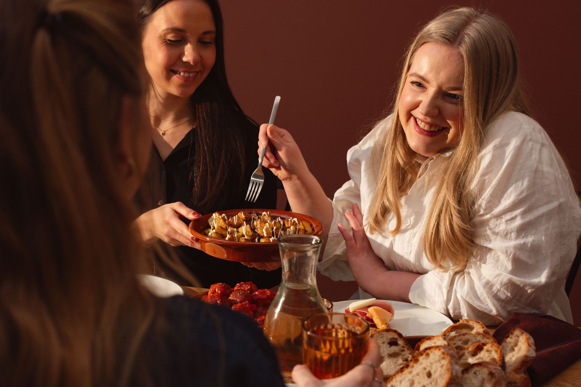 Två glada kvinnor vid ett dukat bord