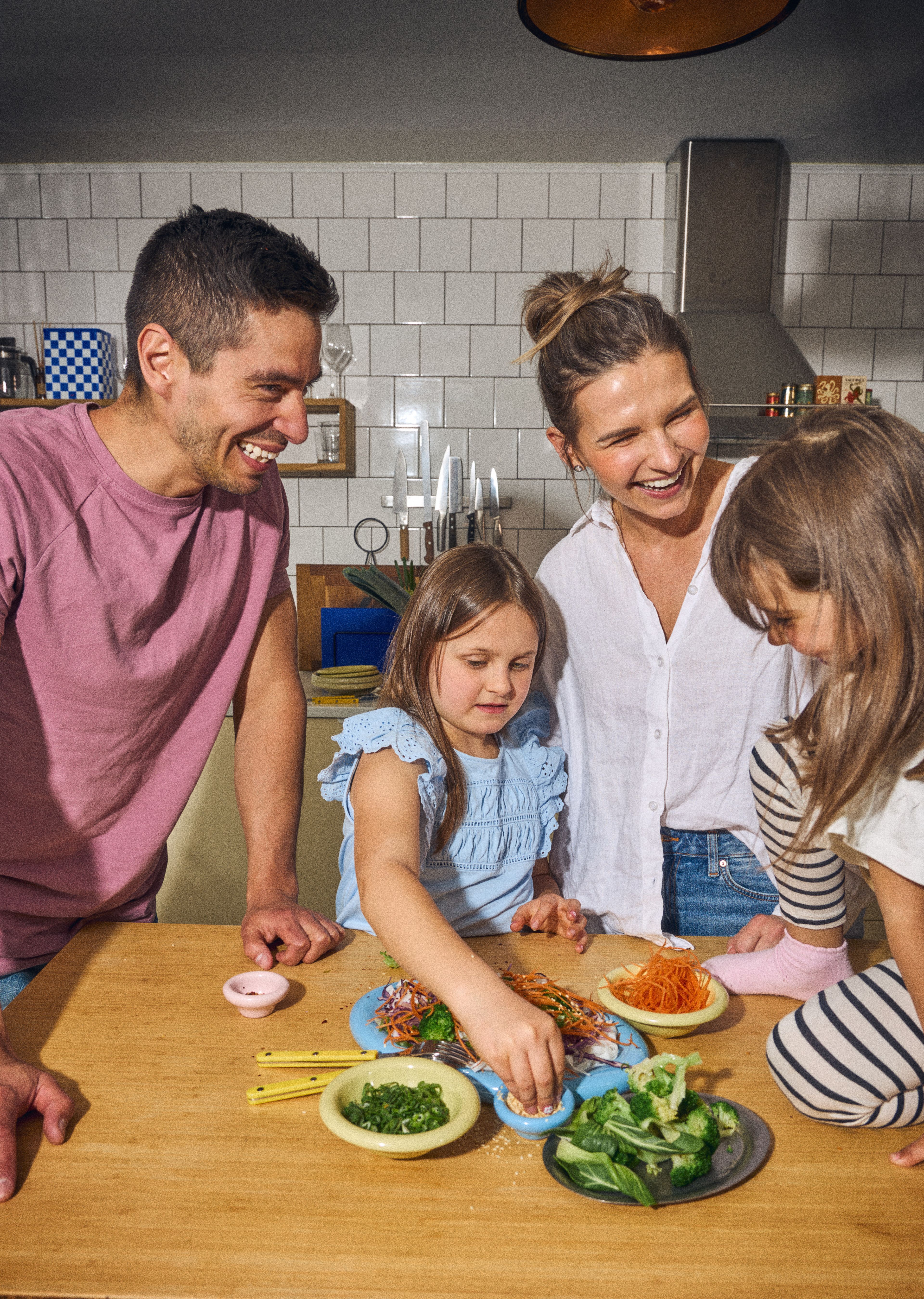 Familj som lagar middag tillsammans i köket