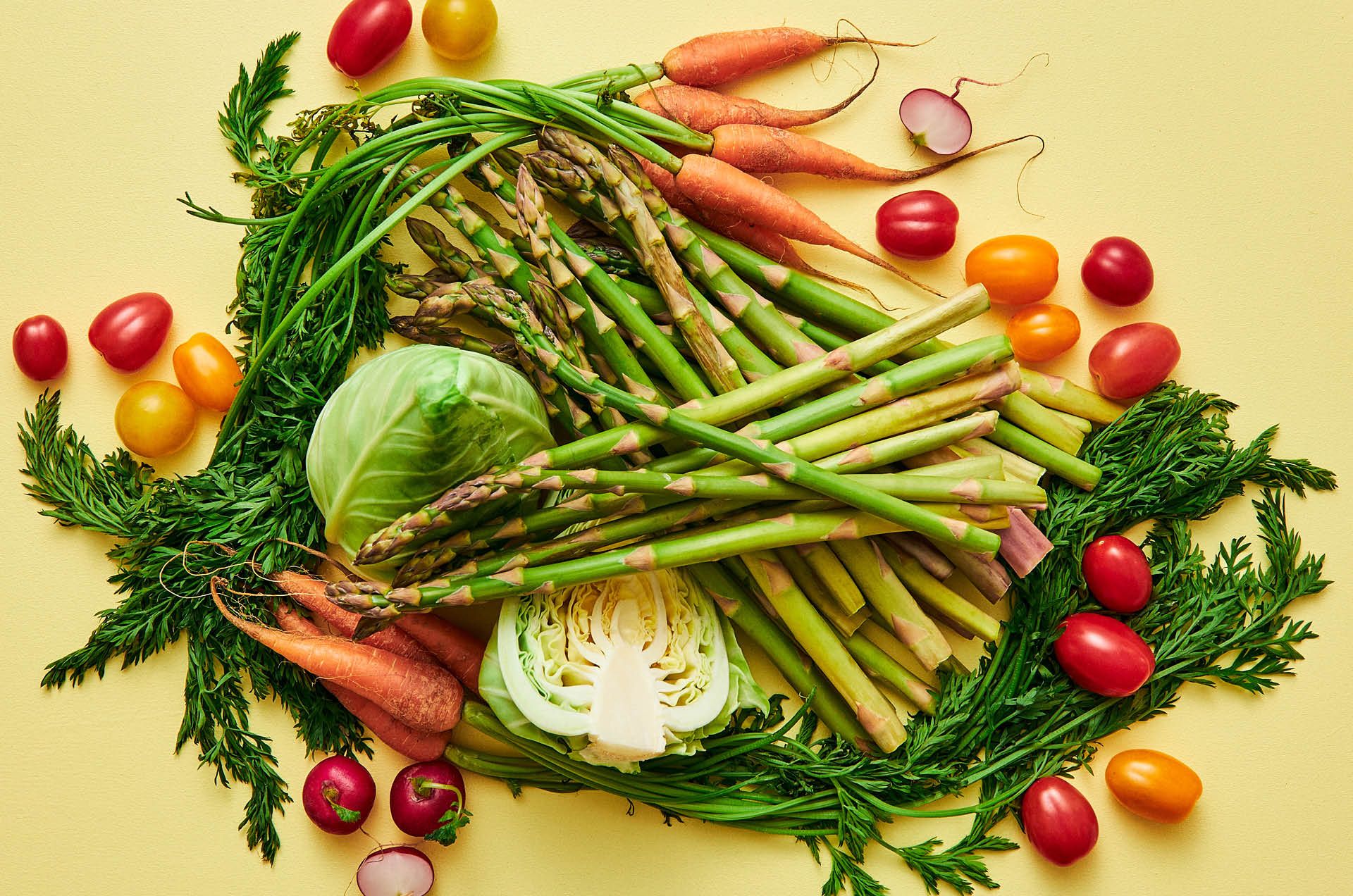 Diverse grönsaker som sparris, tomater, morötter, rädisor