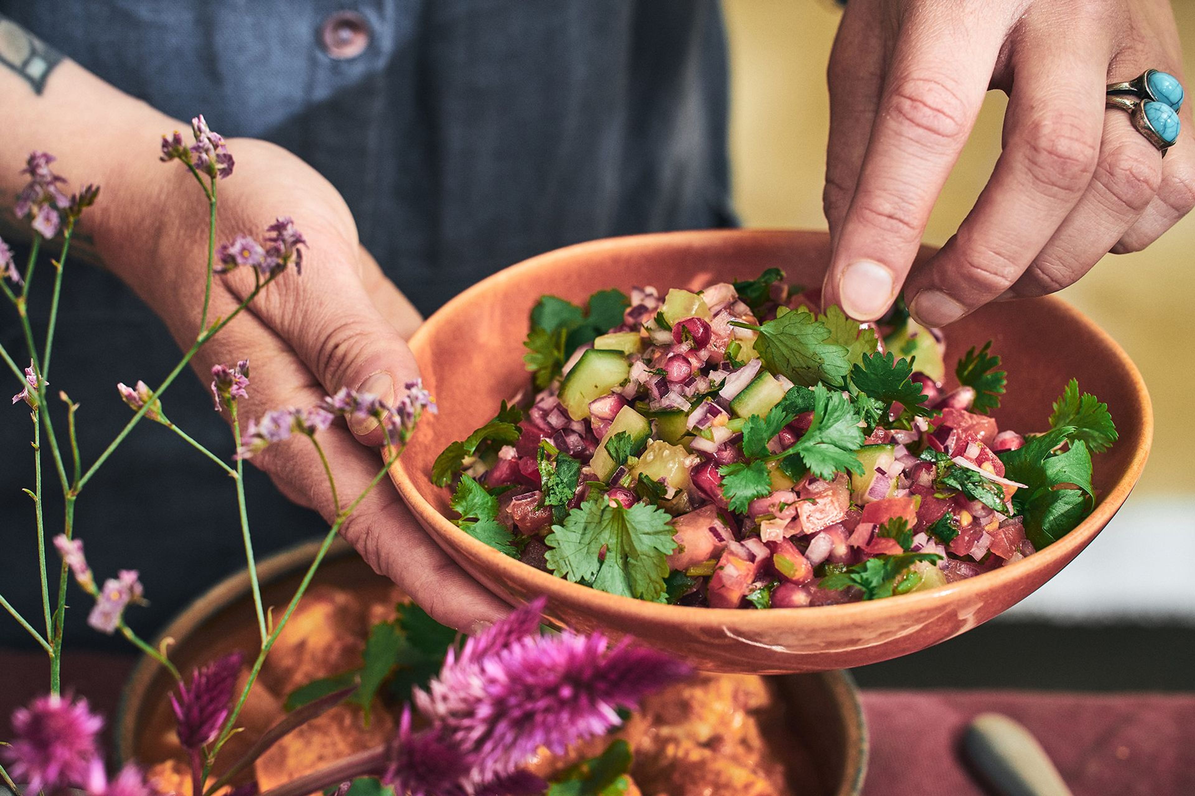 En skål med granatäppelsallad toppad med färsk koriander som exempel på indisk mat.