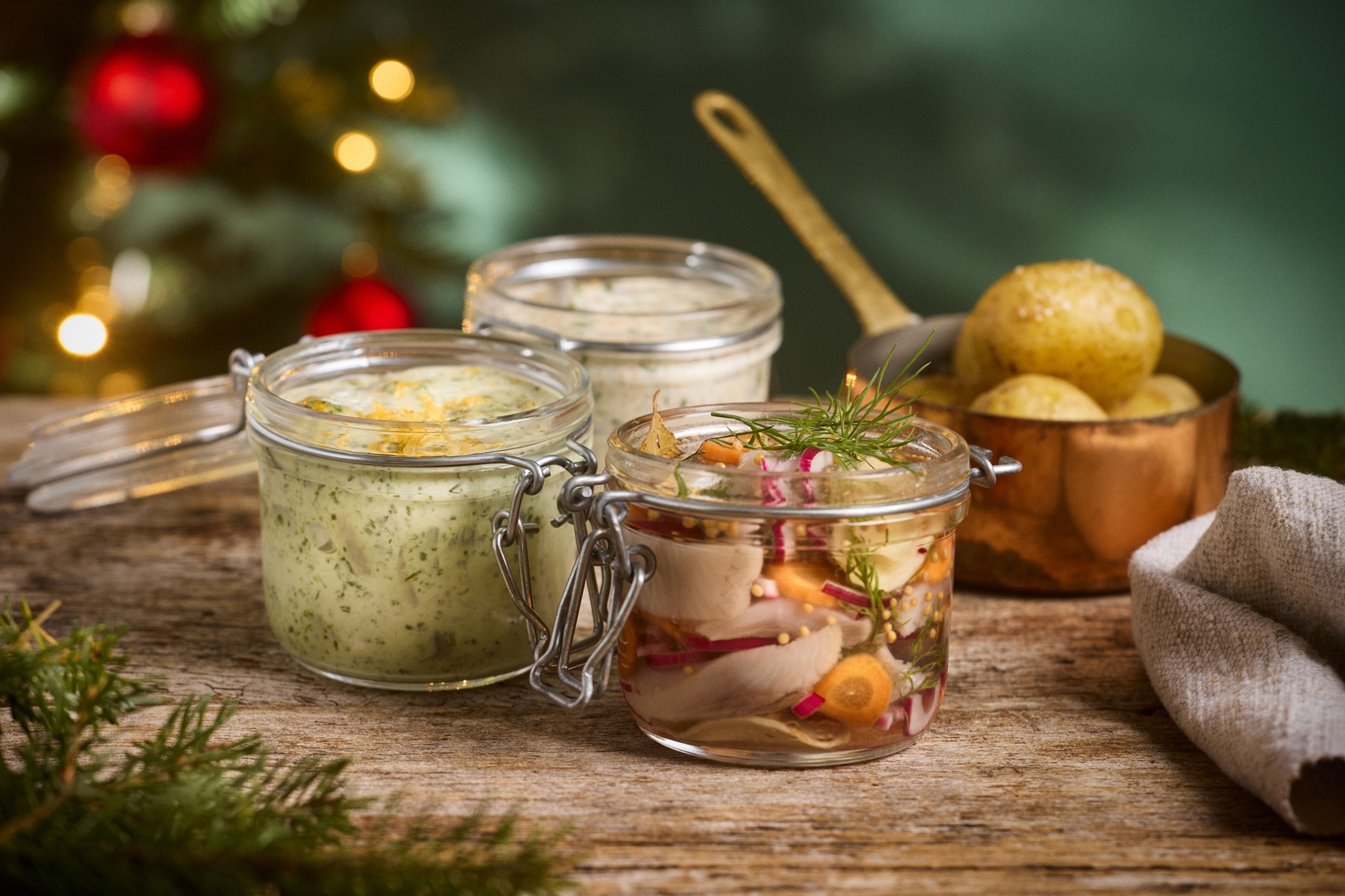 Tre hemlagade julsillar i glasburkar