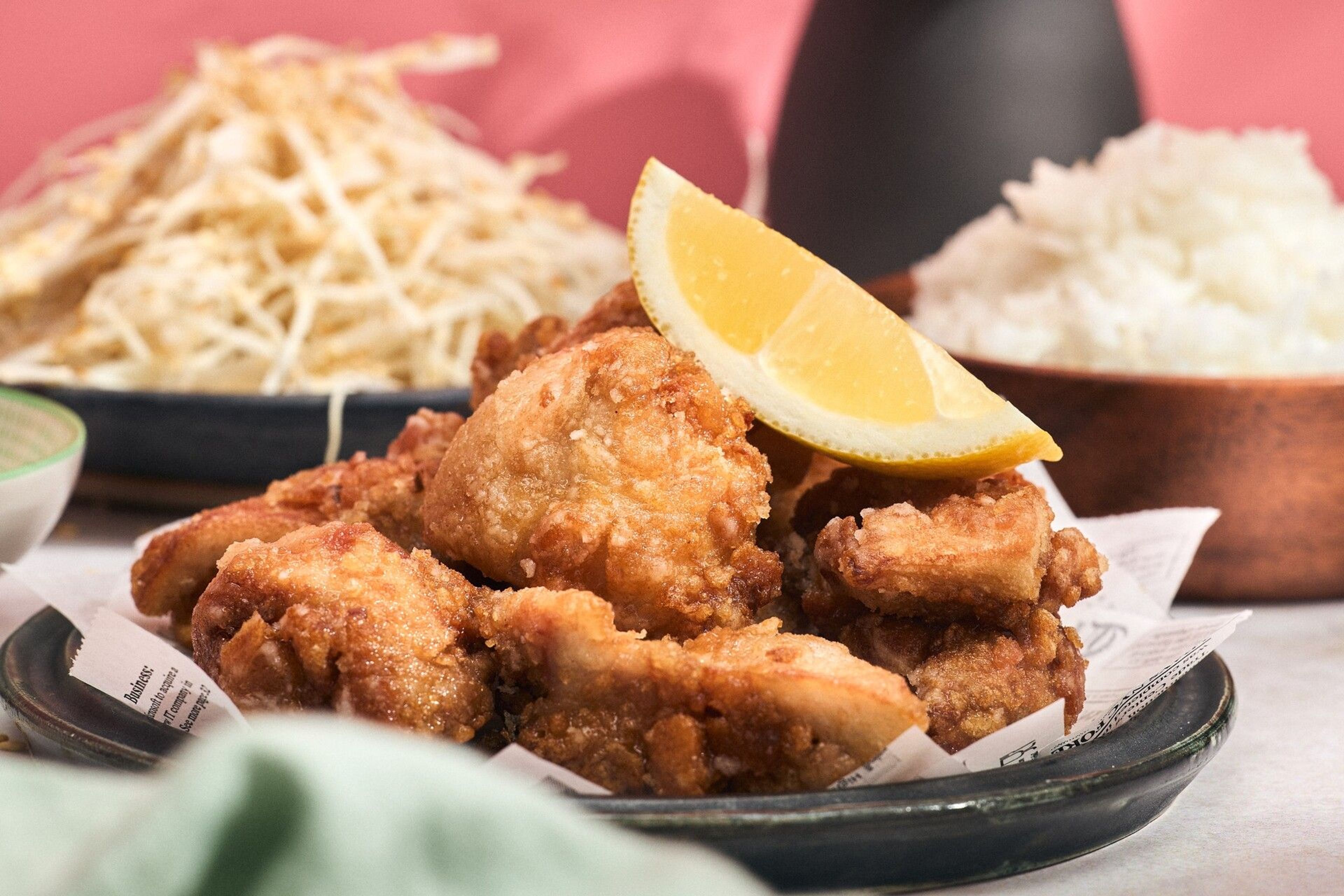 Chicken karaage med citron, ris och vitkålssallad i skålar