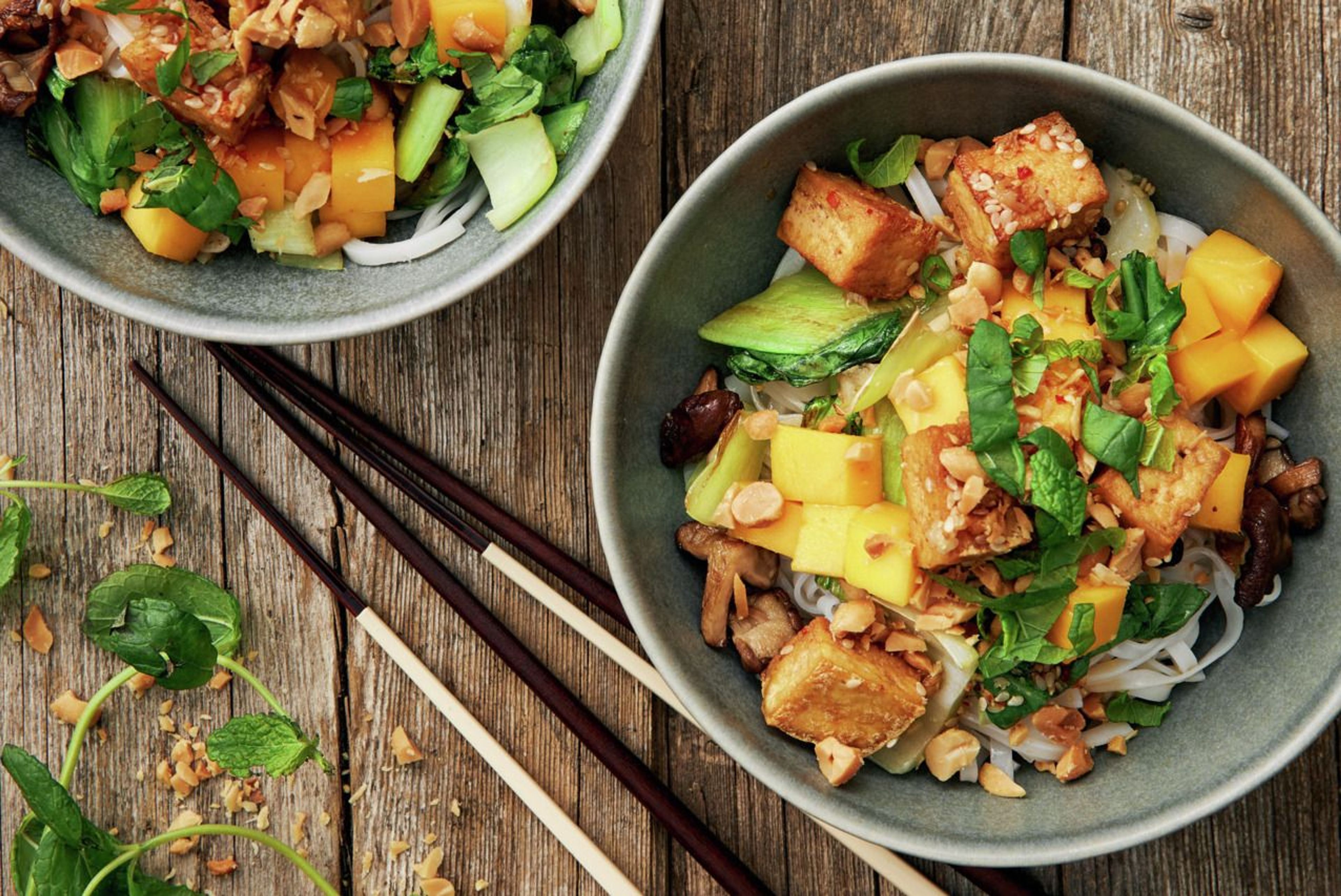 Vietnamesisk nudelsallad med shiitake och jordnötter