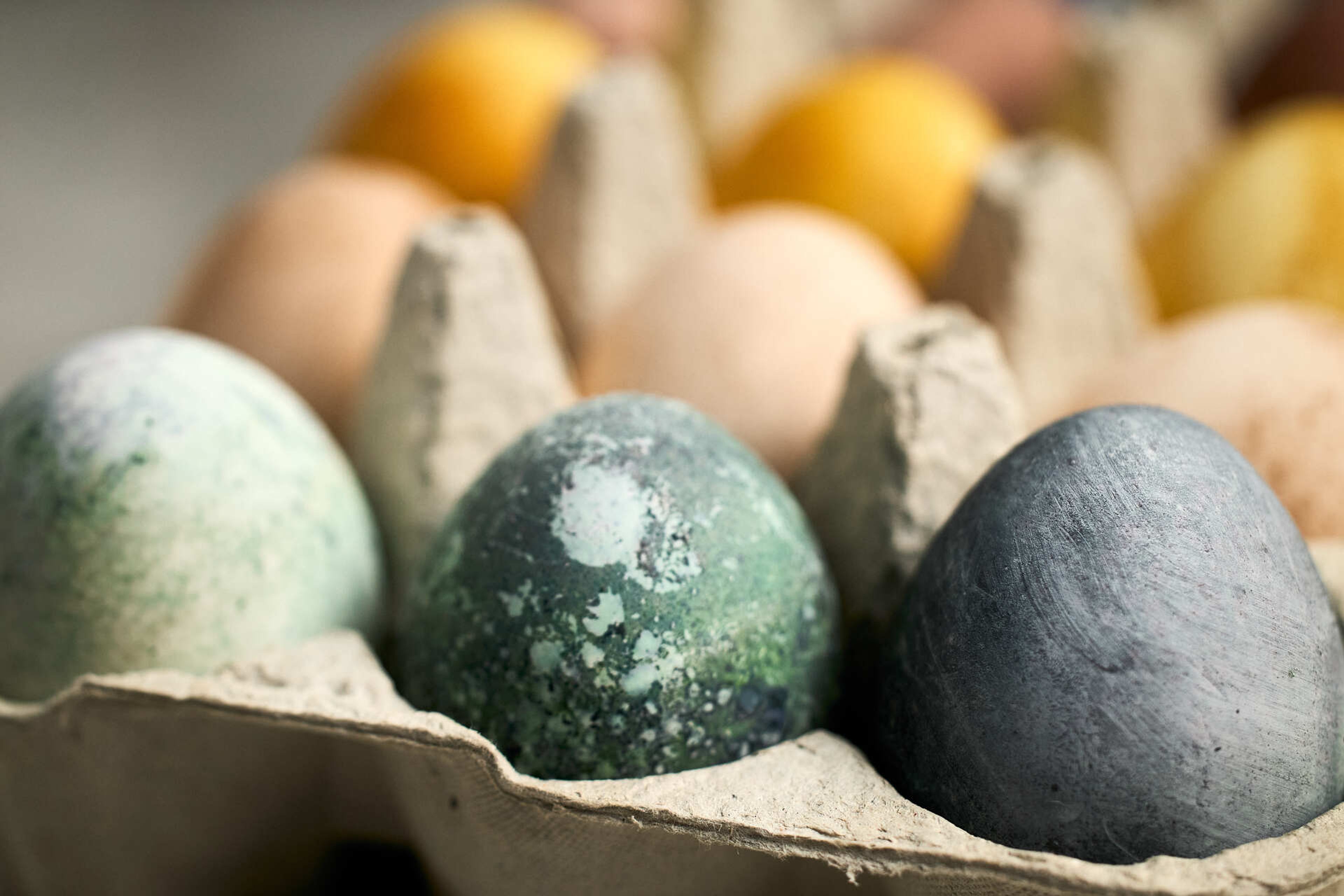 Närbild på gröna och gula färgade ägg