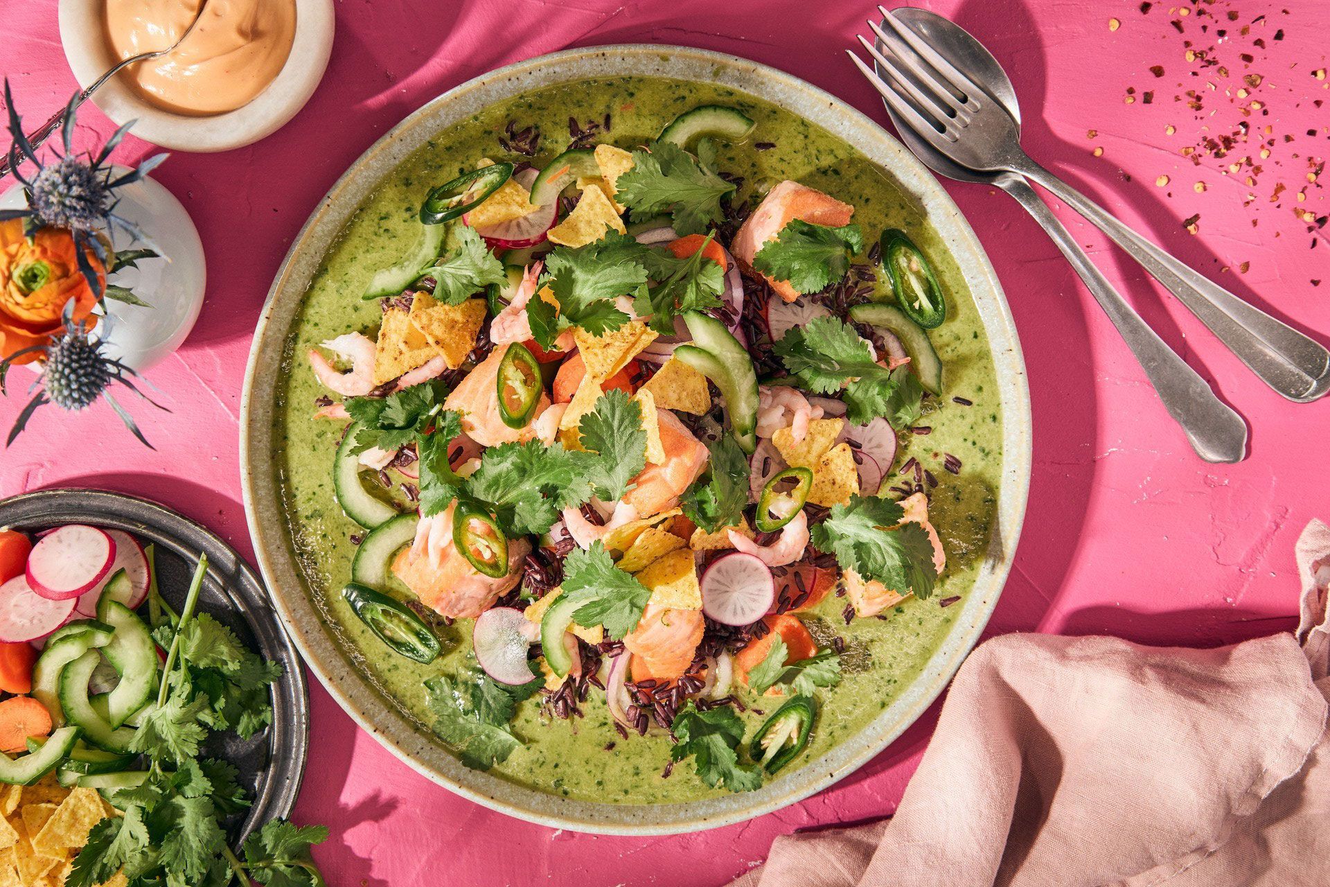 Aguachile med lax, räkor, tortillachip och svart ris.