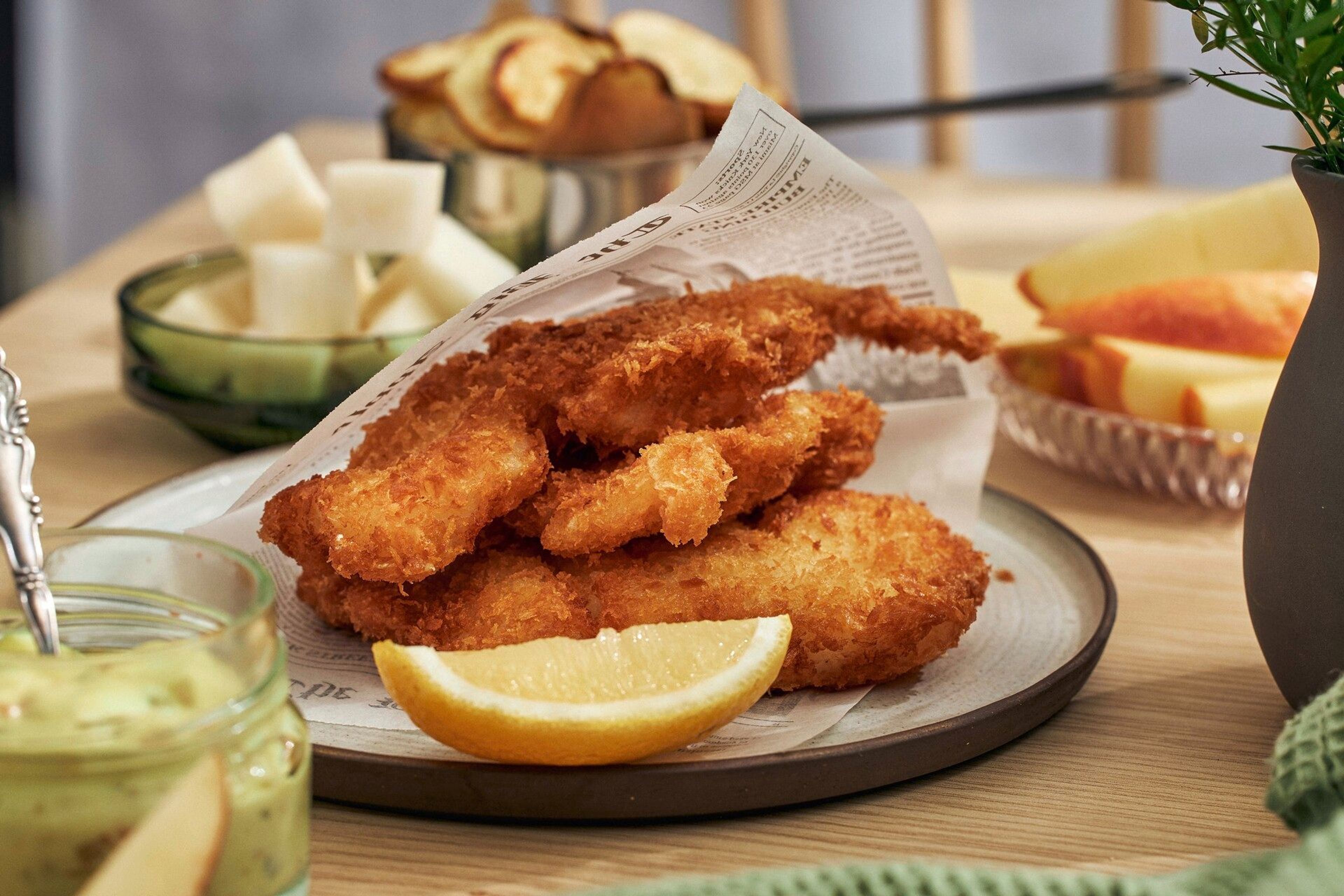 Fish'n chips med remouladsås och äppelbåtar.