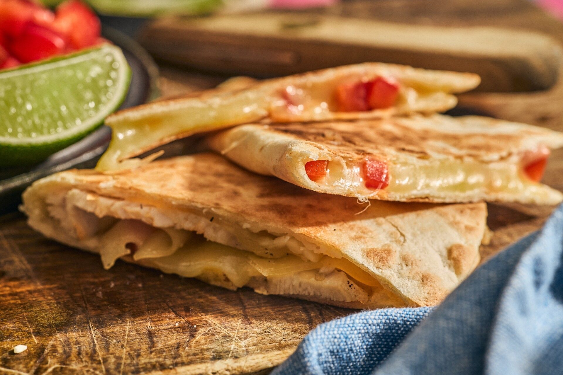 Quesadillas med fyllning av kyckling, röd paprika och ost
