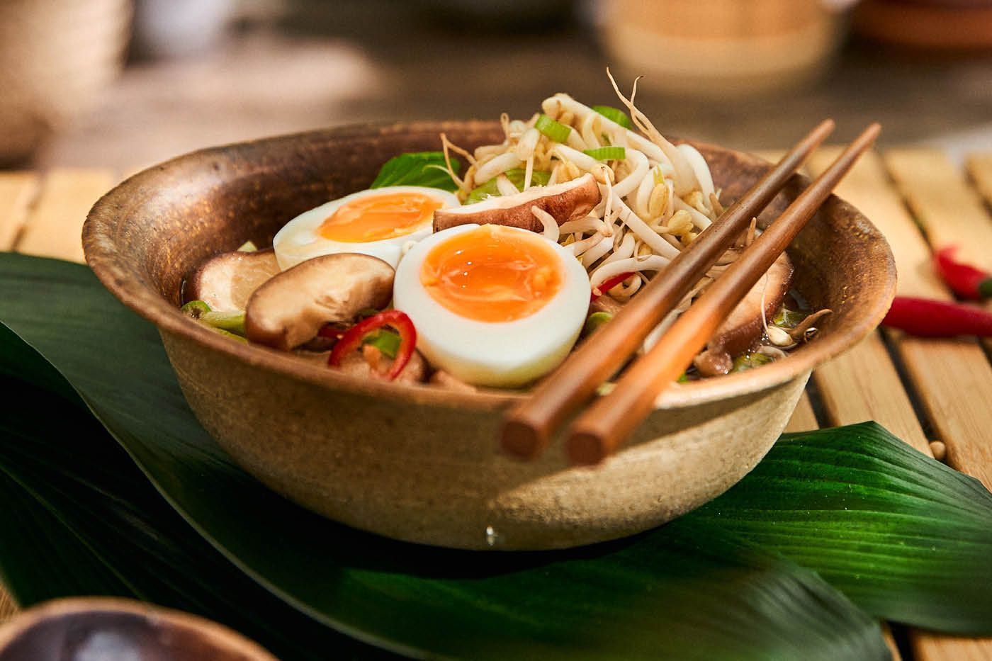 Phở - Vietnamesisk nudelsoppa med löskokt ägg, böngroddar och shiitake