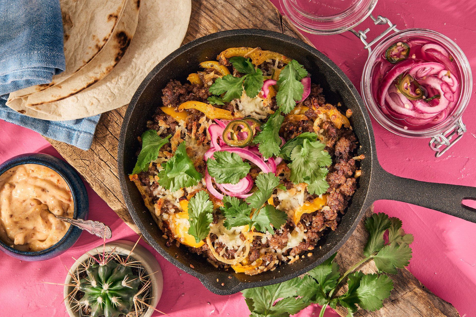 Tacopanna med nötfärs, mozzarella, tortillabröd och rökt chilidressing