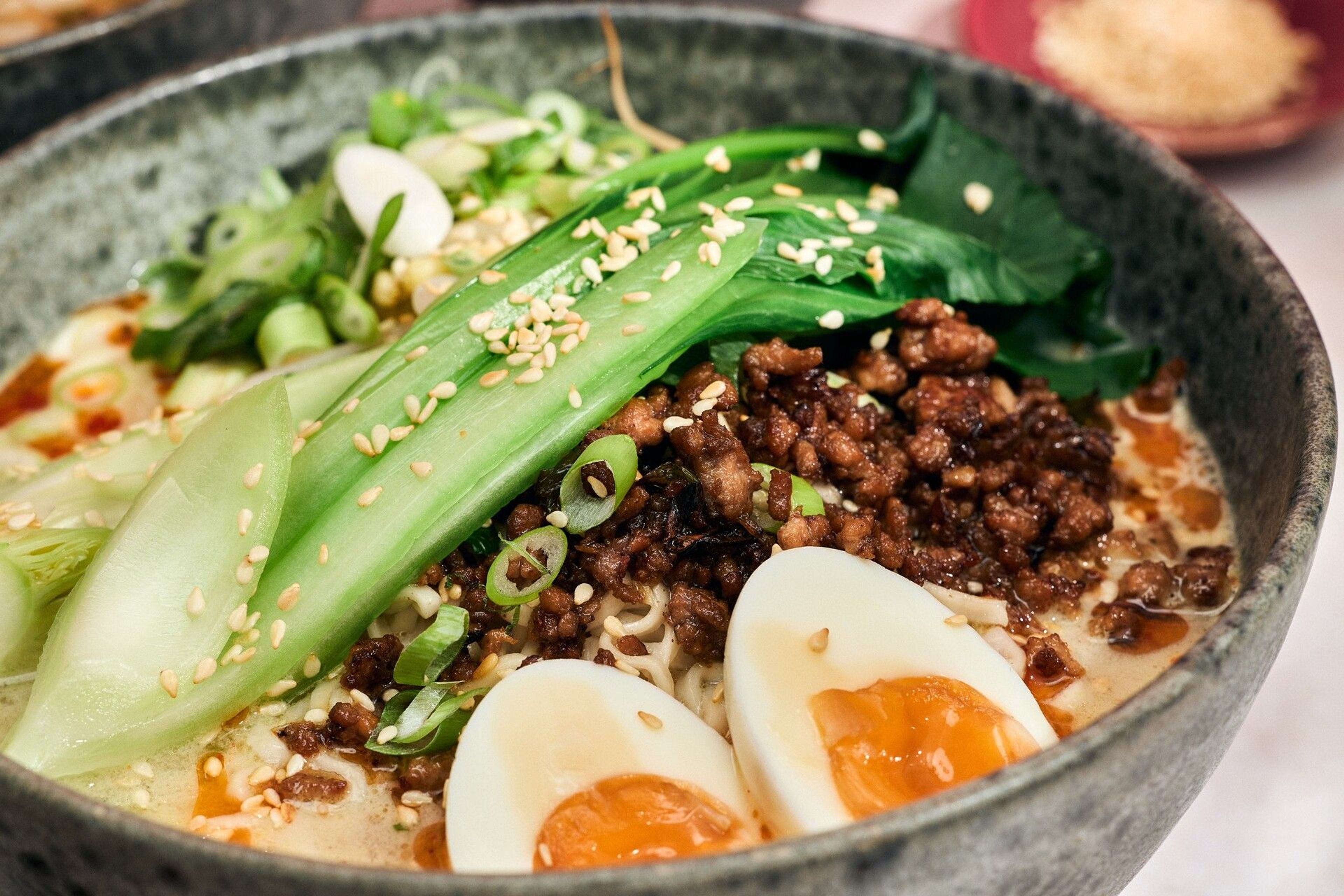 Tantamen ramen med tahini, äggnudlar, sesamstekt fläskfärs och böngroddar.