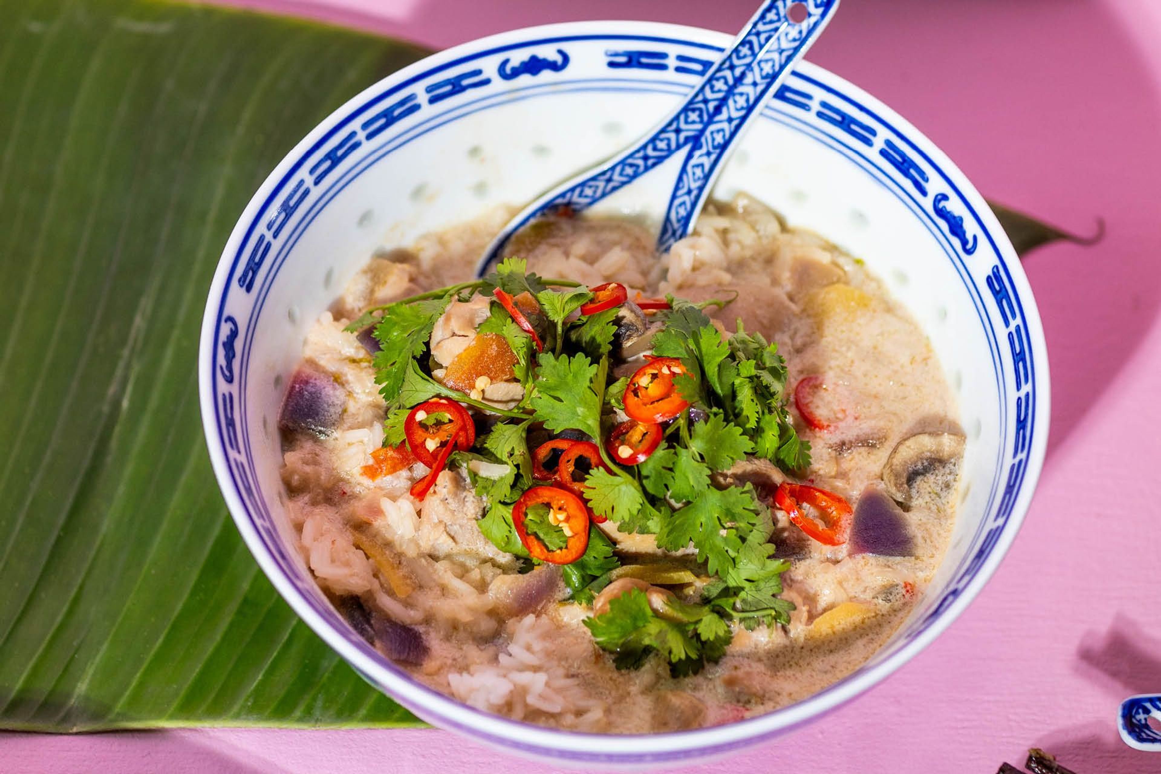 Thailändsk nudelwok med chilistekt ägg, pak choy, böngroddar, koriander och jordnötter