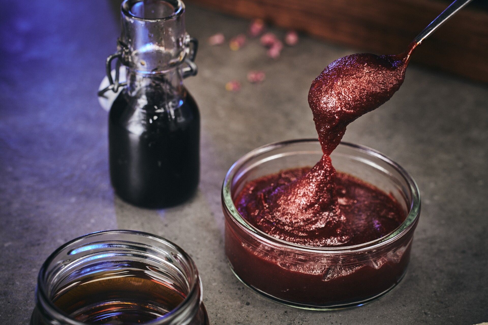 Koreansk chilipasta gochujang i en glasskål