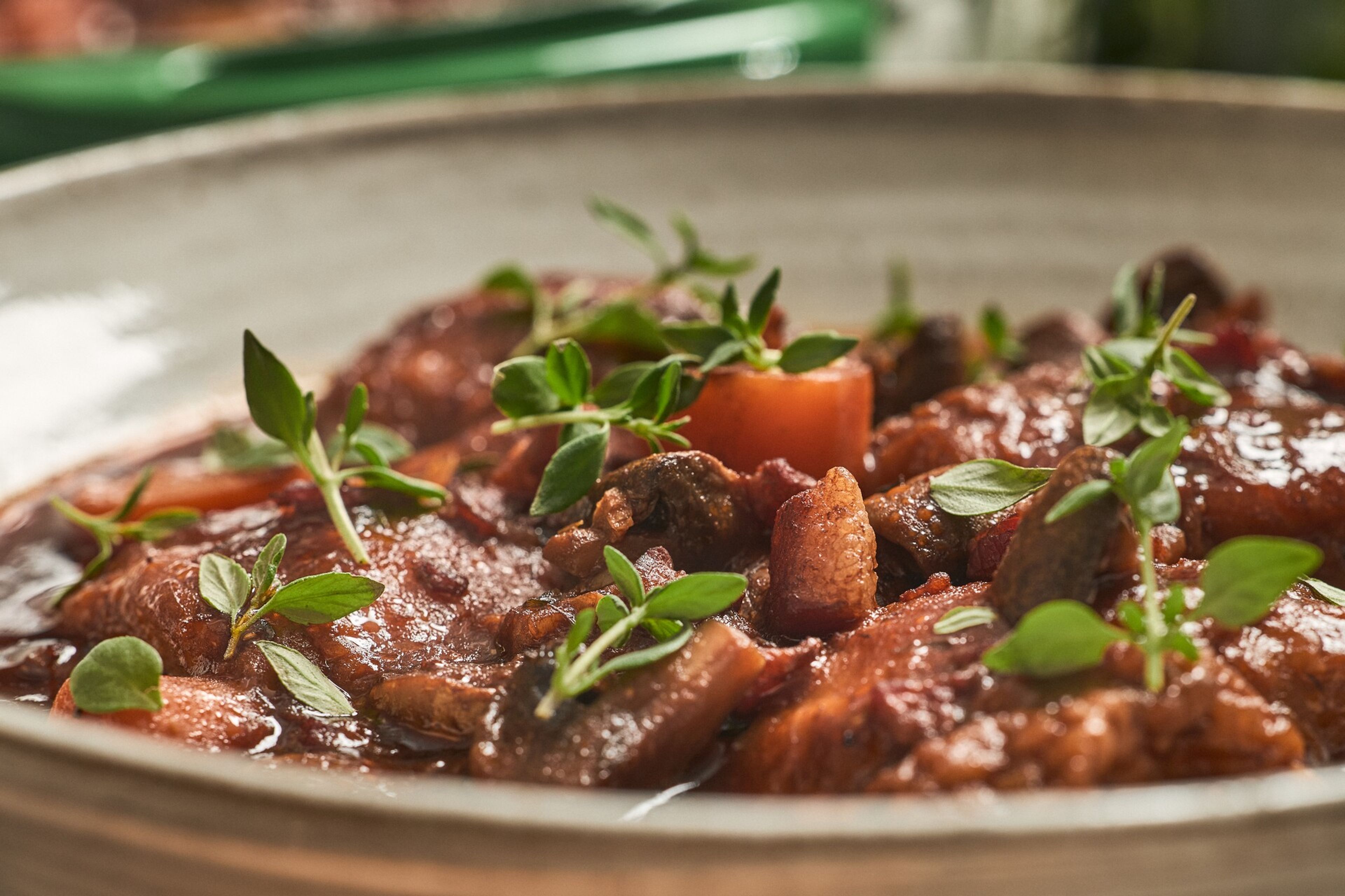 Coq au vin - Kycklinggryta med bacon, rött vin, svamp och timjan