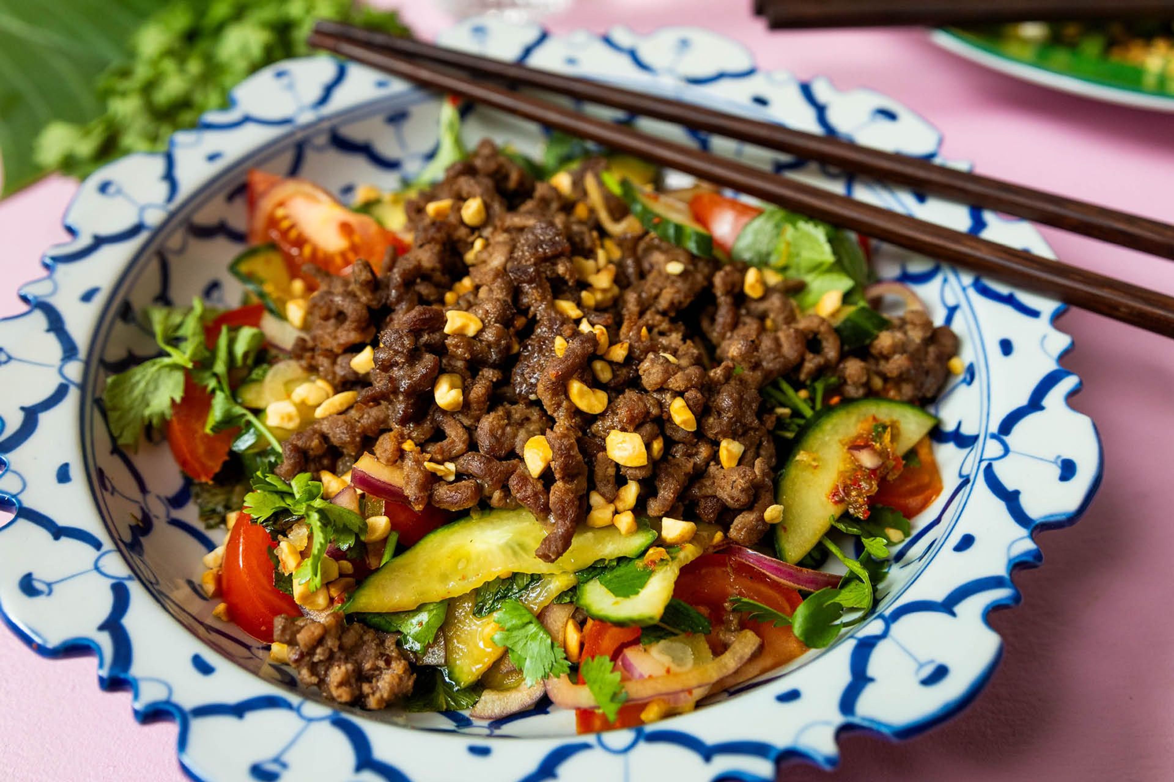 Thailändsk sallad med jasminris, nötfärs, färska örter och jordnötter.