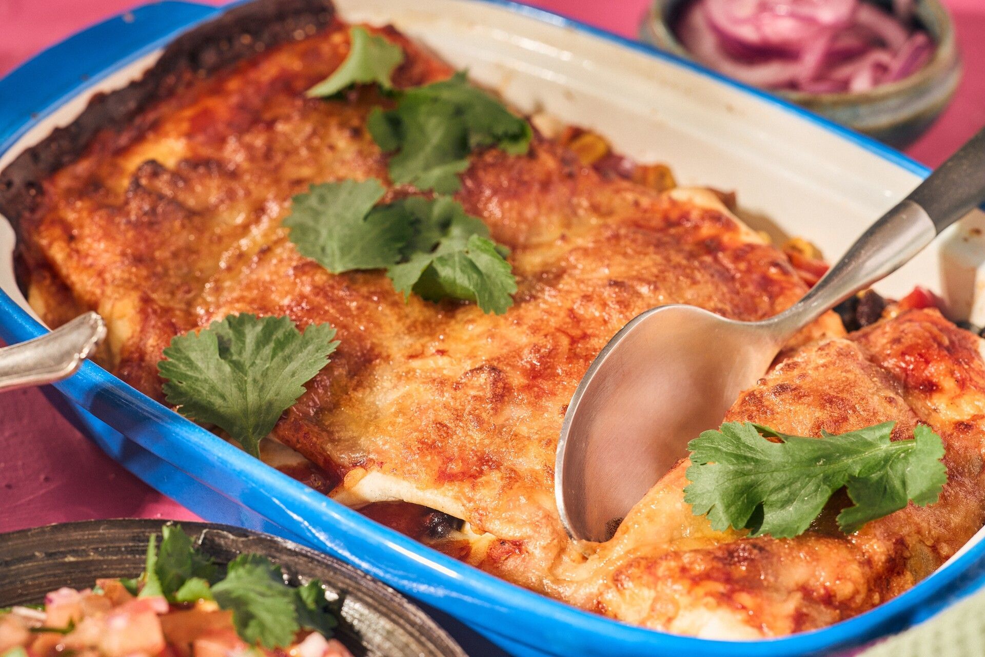 Black bean enchiladas med guacamole och pico de gallo