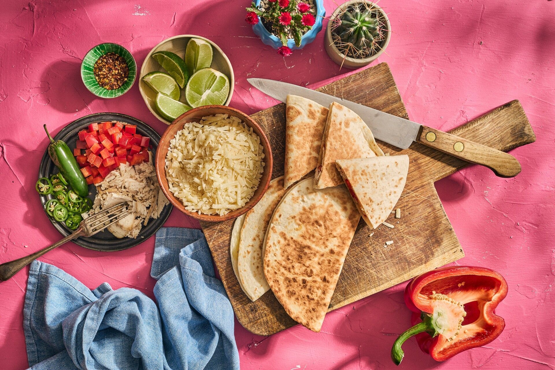 Härligt krispiga tortillas med fyllning av ost, kyckling och paprika