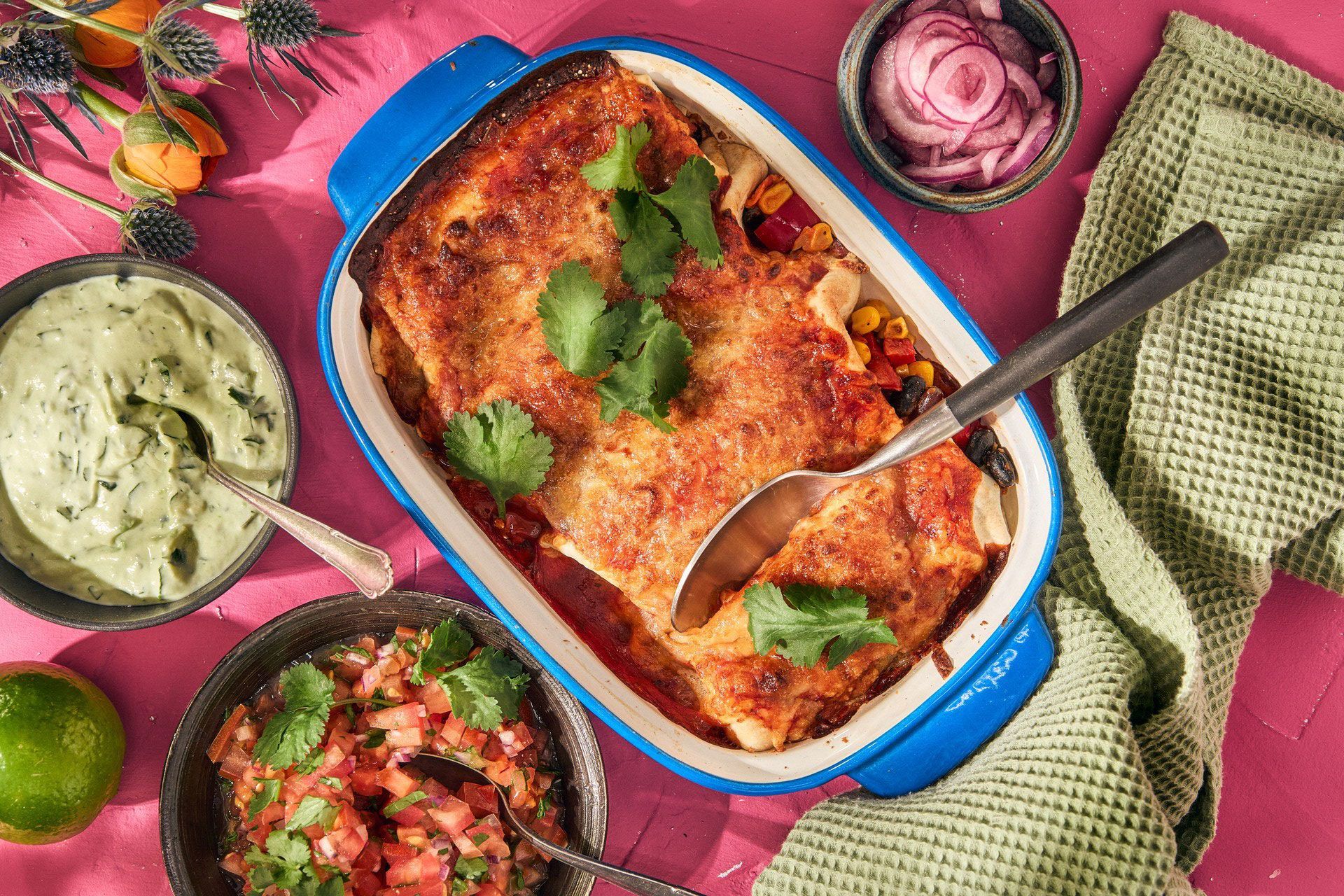 Black bean enchiladas med guacamole och pico de gallo