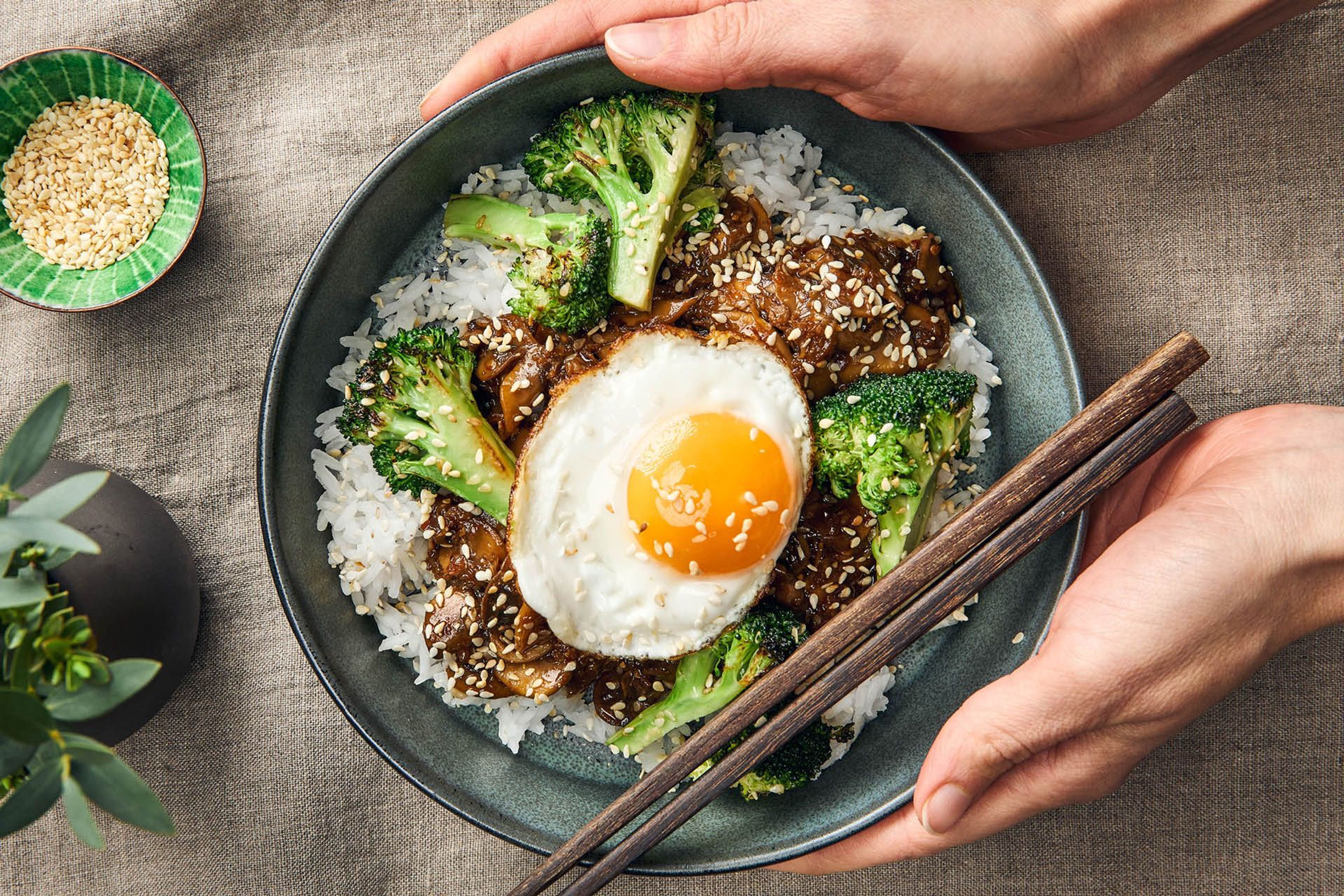 Svampyakiniku med ägg och sesamstekt broccoli