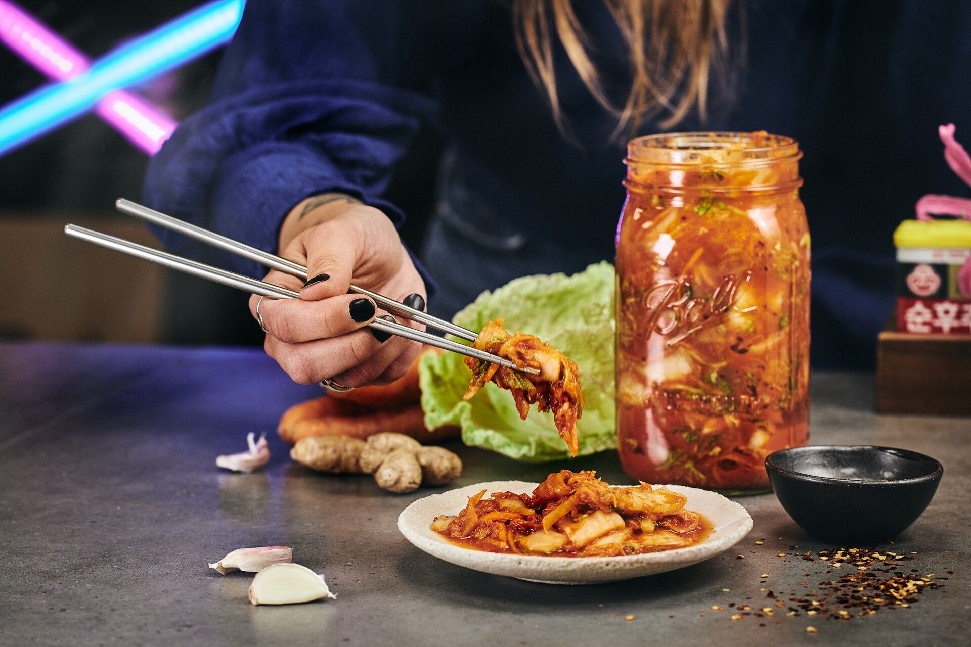 En burk med fermenterad koreansk kimchi